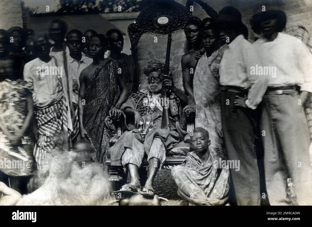 Ghana - ein alter Häuptling, der in den Ashanti-Kriegen kämpfte - ließ niemanden in die Nähe seines Gewehrs, obwohl er (wie auf der Rückseite des Fotos beschrieben) „aufgrund seiner Sehkraft (oder seines Fehlens) keinen Heuhaufen damit treffen würde“. Stockfoto