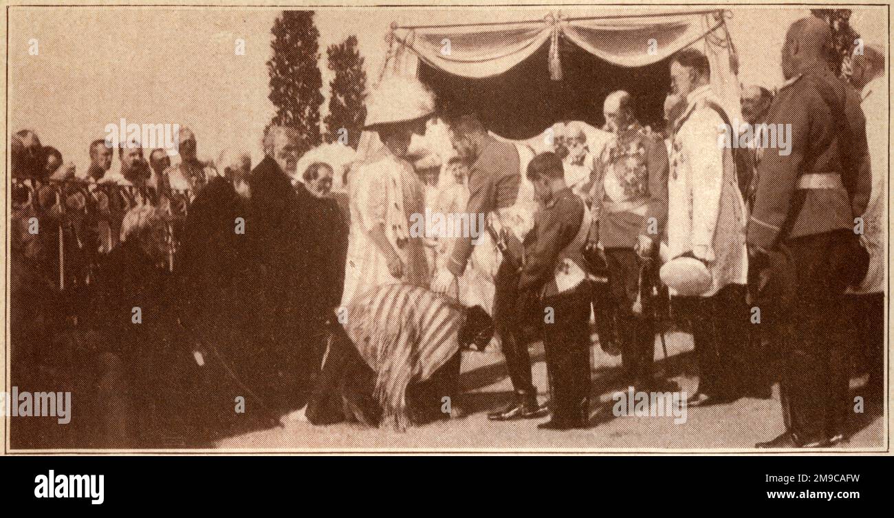 Russland - Zar Nicholas II. Trifft Veteranen und ihre Frauen in Borodino (Schauplatz einer blutigen Schlacht der Napoleonischen Kriege, die während Napoleons Invasion in Russland gekämpft wurde), 70 Meilen westlich von Moskau, nahe der Moskau. Stockfoto