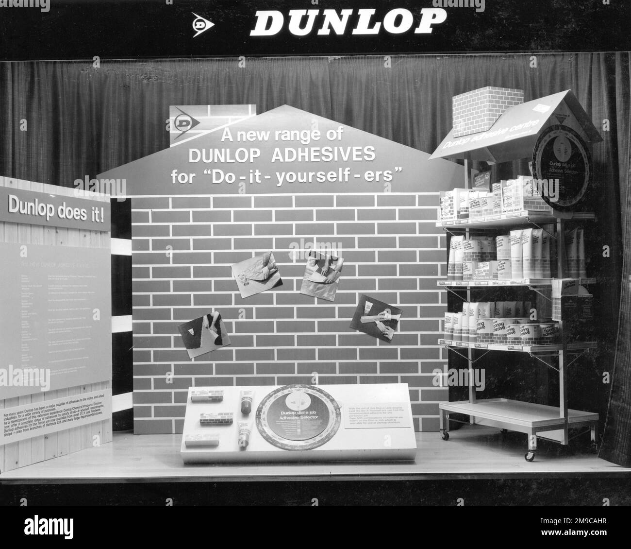 Dunlop klebt Fensterdisplay Stockfoto