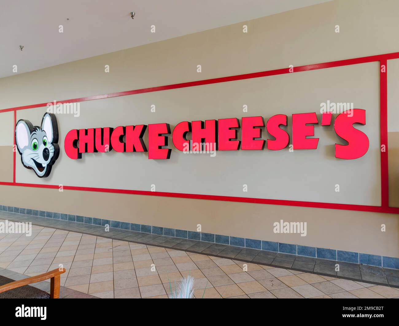 ChuckECheese oder Chuck E Cheese Business- oder Firmenschild mit Logo auf der Wand des Einkaufszentrums in Montgomery Alabama, USA. Stockfoto