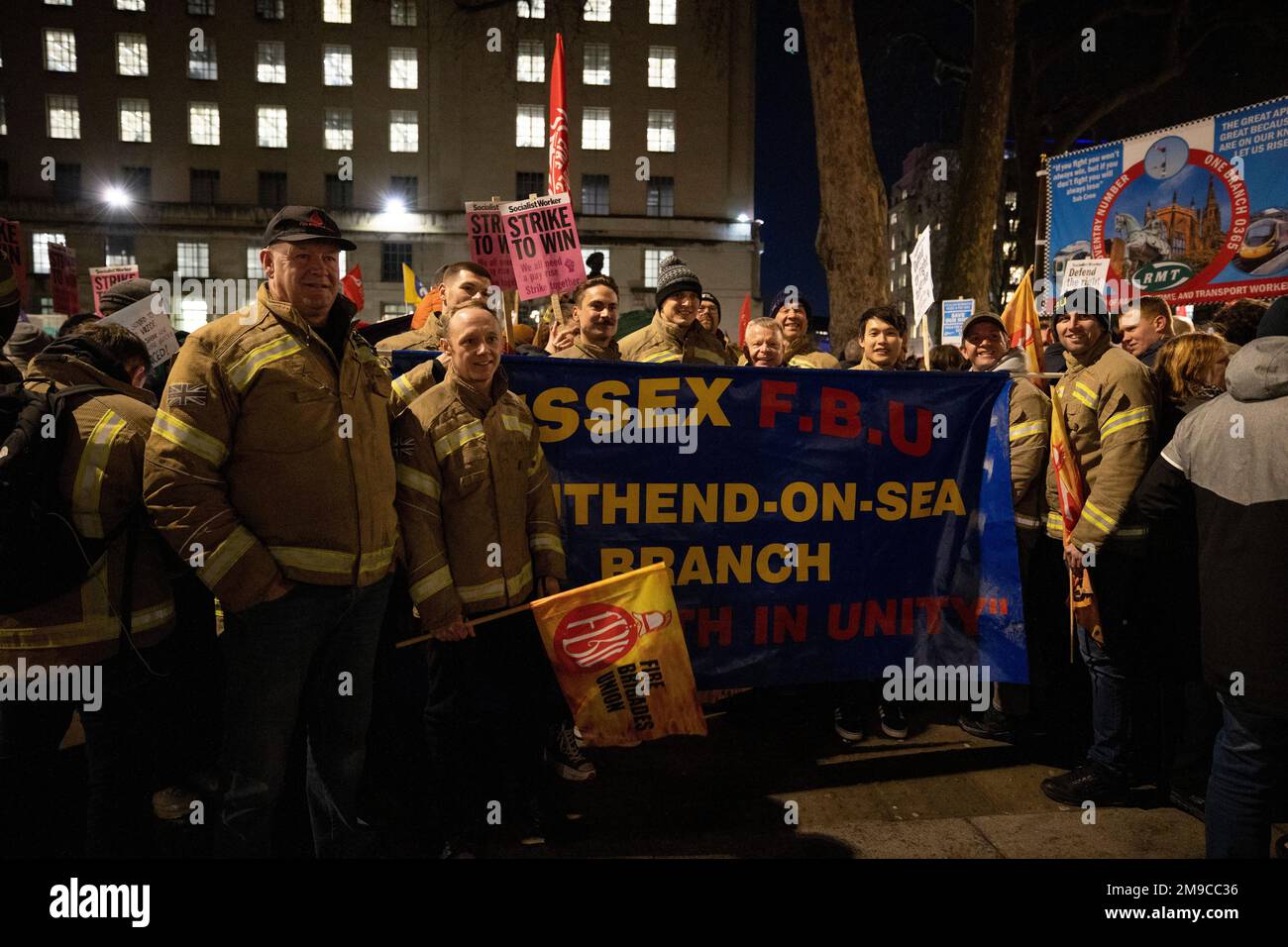 London, Großbritannien. 16. Januar 2023. Demonstranten der Fire Brigades Union (FBU) halten während der Kundgebung vor der Downing Street ein Banner und Plakate. Ein Notfallprotest, der vom Trades Union Congress (TUC) außerhalb der Downing Street am Montagabend als Reaktion auf die Debatte über das Anti-Streik-Gesetz im House of Common im britischen Parlament einberufen wurde. Kredit: SOPA Images Limited/Alamy Live News Stockfoto