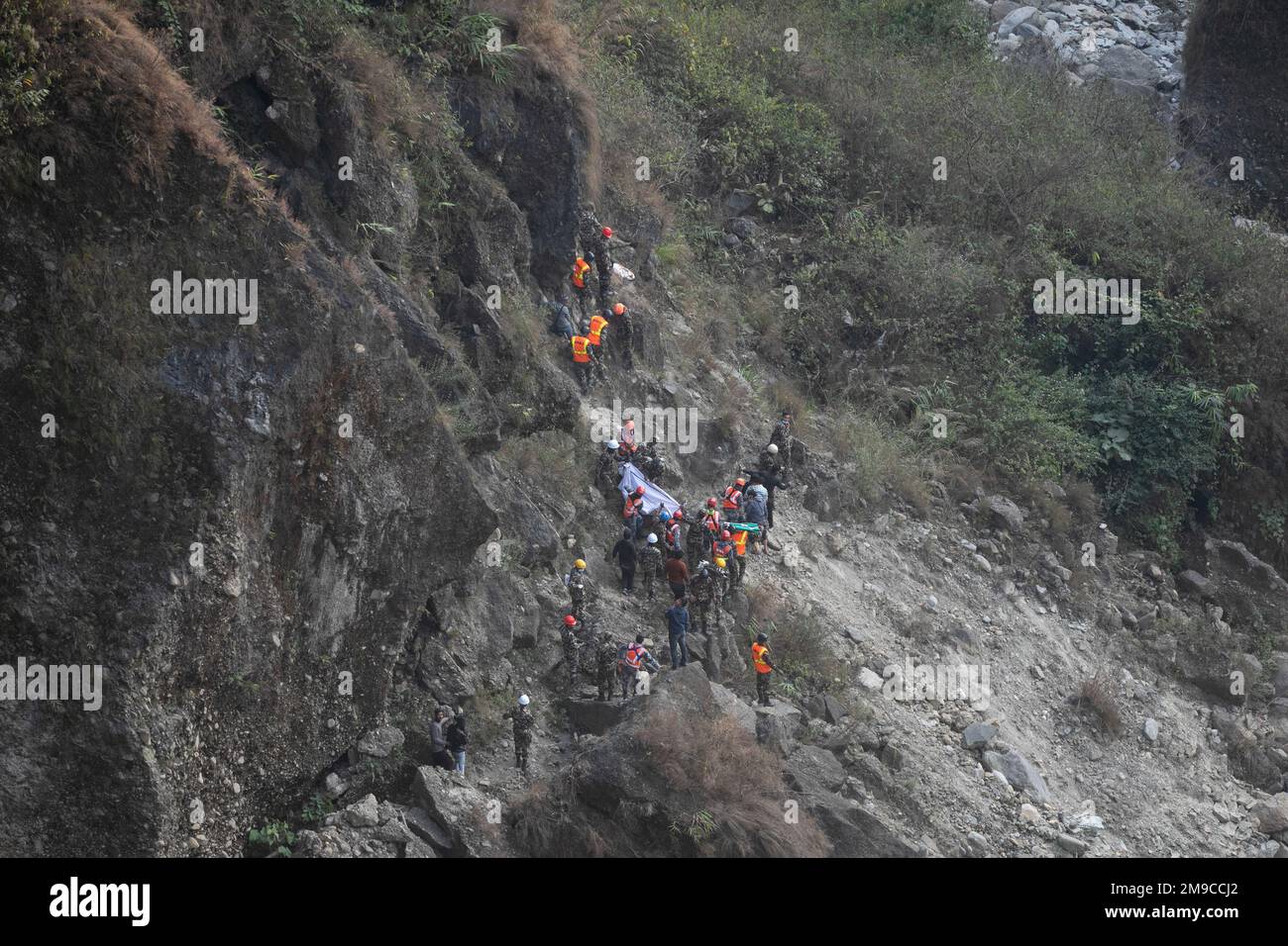 Pokhara, Nepal. 17. Januar 2023. Nepal-Armee, Polizei, AFP-Rettungskräfte Bergen die Leiche eines Opfers, das bei einem Flugzeugabsturz der Yeti Airlines in Pokhara starb. Ein Flugzeug der Yeti Airlines stürzte am Sonntag, den 15. Januar, in Pokhara ab, als es von Kathmandu nach Pokhara mit 68 Passagieren und vier Besatzungsmitgliedern an Bord flog, und 71 Leichen wurden bis Dienstagabend geborgen, viele Leichenteile wurden an der Absturzstelle gefunden. Kredit: SOPA Images Limited/Alamy Live News Stockfoto