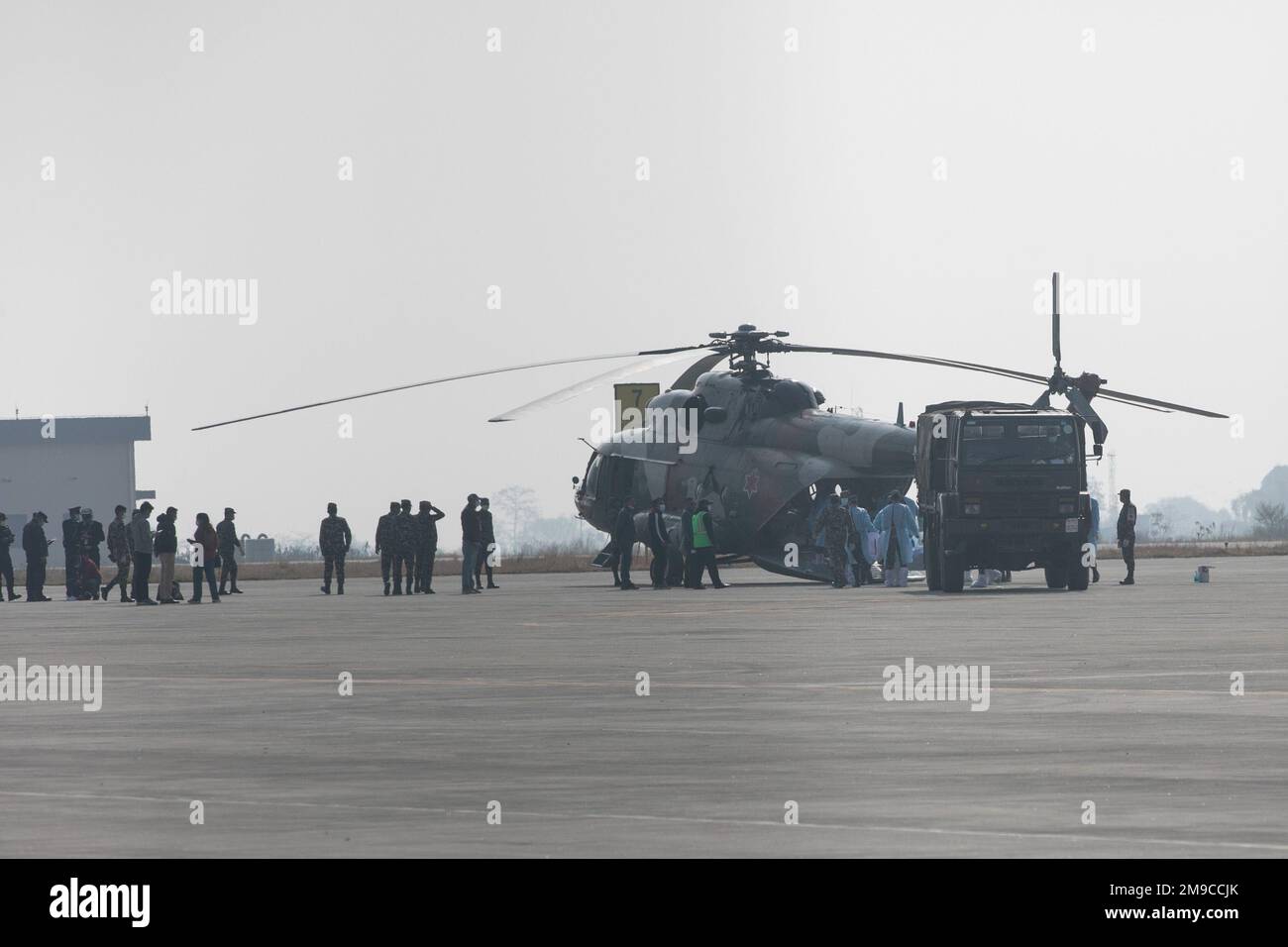 Pokhara, Nepal. 17. Januar 2023. Nepals Armee und medizinische Offiziere laden die Leichen der Flugzeugabsturzopfer der Yeti-Fluggesellschaften in einen Armeehubschrauber, um sie zum Kathmandu Teaching Hospital für die Obduktion nach Pokhara zu transportieren. Ein Flugzeug der Yeti Airlines stürzte am Sonntag, den 15. Januar, in Pokhara ab, als es von Kathmandu nach Pokhara mit 68 Passagieren und vier Besatzungsmitgliedern an Bord flog, und 71 Leichen wurden bis Dienstagabend geborgen, viele Leichenteile wurden an der Absturzstelle gefunden. Kredit: SOPA Images Limited/Alamy Live News Stockfoto