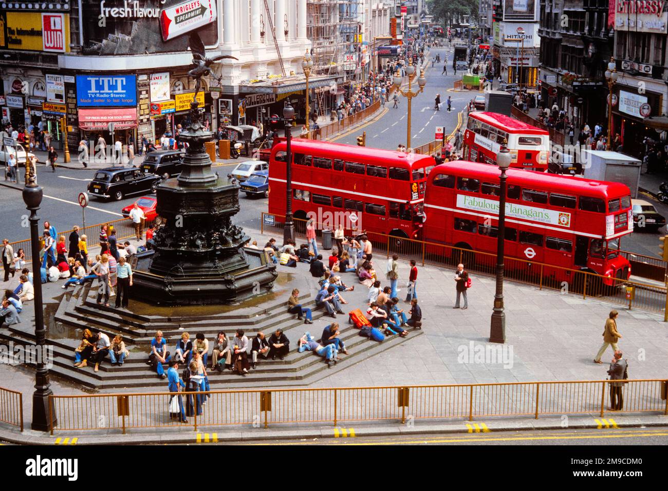 1970S PICADILLY CIRCUS ROAD KREUZUNG & WEST END ÖFFENTLICHER BEREICH & SHAFTESBURY MEMORIAL SPRINGBRUNNEN MIT STATUE VON ANTIEROS LONDON UK - KR31231 SPE001 HARS LIFESTYLE FRAUEN KOPIEREN SPACE LADIES PERSONEN AUTO MÄNNER FUSSGÄNGER TRANSPORT ENGLISCH GROSSBRITANNIEN NEON FUSSGÄNGER HOCHWINKEL ABENTEUERMOTORWAGEN AUTOS AUFREGUNG AUSSENVERBINDUNG AUTOS STÄDTE FAHRZEUGE BUSSE PICADILLY TAXIS TOURISTENATTRAKTION TRANSIT & HAUPTSTADT DOPPELDECKERBUS GROSSBRITANNIEN KRAFTFAHRZEUGE ALTMODISCH GROSSBRITANNIEN Stockfoto