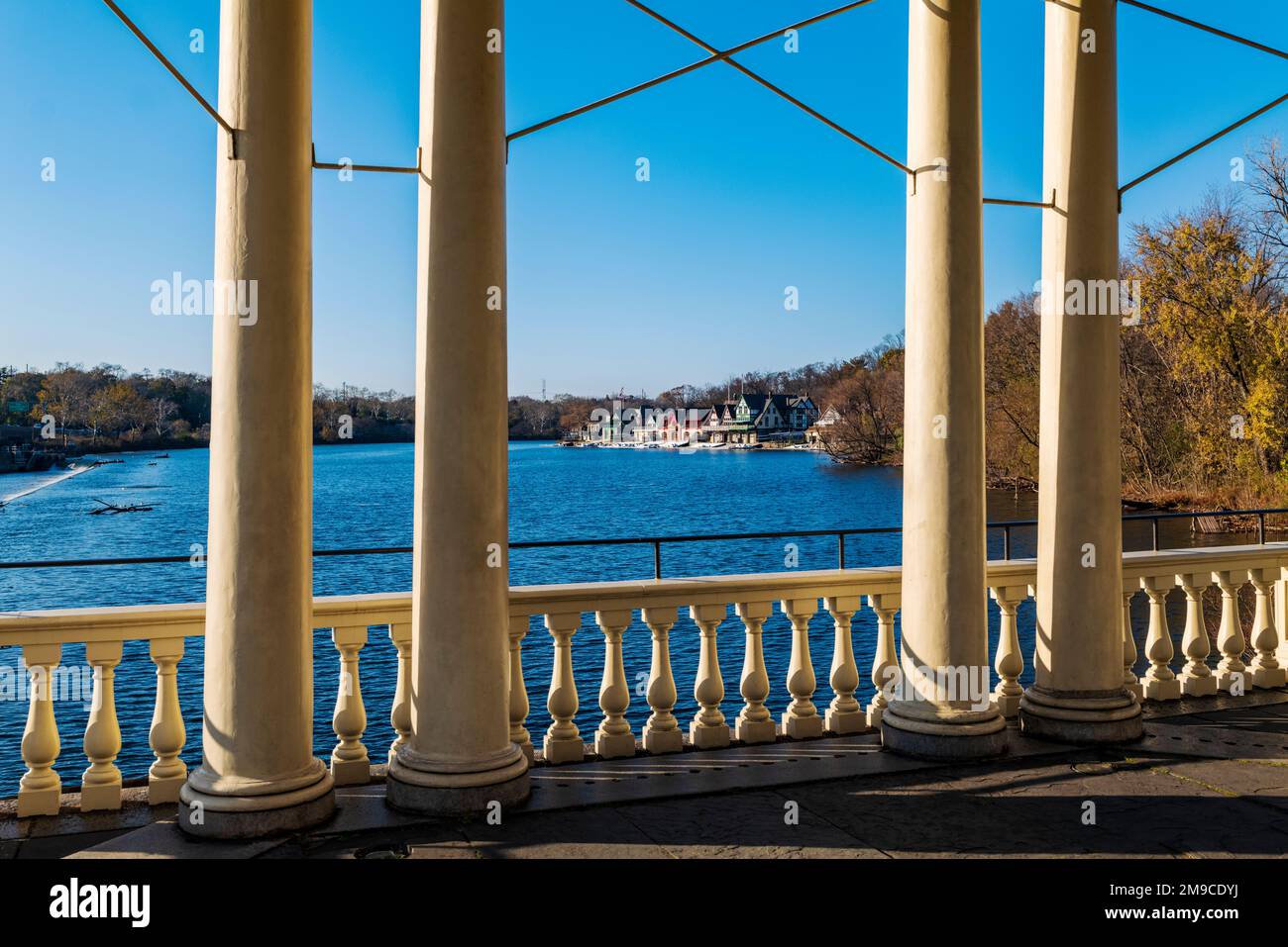 Historische Boathouse Row; Schuylkill River; Blick auf Fairmount Water Works; Philadelphia; Pennsylvania; USA. Heimat von sozialen und Ruderclubs. Stockfoto