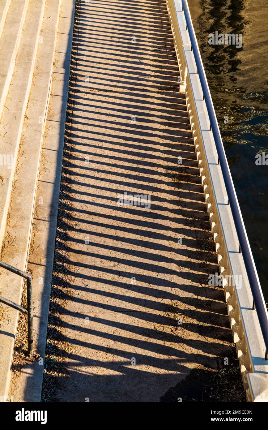 Sonnenlicht durch den Zaun schafft interessante Schatten; Fairmount Water Works; Philadelphia; Pennsylvania; USA Stockfoto