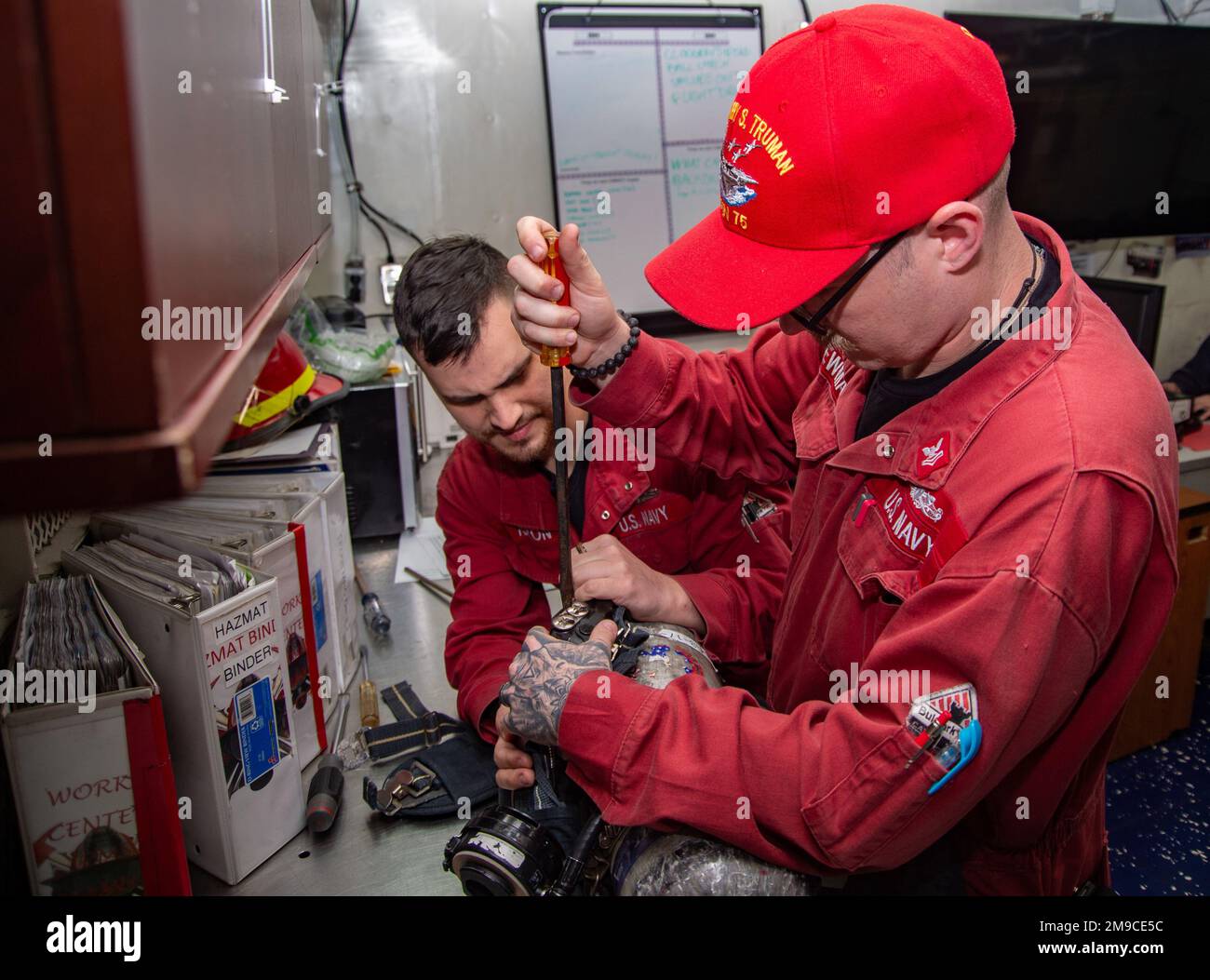 220516-N-TO573-1032 TYRRHENIAN SEA (16. Mai 2022) Damage Controlman 2. Klasse Tyler Newman, rechts, aus Magnolia, Texas, Und Damage Controlman Feuerwehrmann Presley Nixon aus Spartanburg, South Carolina, wechseln Sie die Batterien für das Heads-Up-Display auf einer Flasche für ein Atemgerät an Bord des Flugzeugträgers der Nimitz-Klasse USS Harry S. Truman (CVN 75), 16. Mai 2022. Die Harry S. Truman Carrier Strike Group befindet sich in einem geplanten Einsatz in den USA Sechster Flottenbereich zur Unterstützung der Interessen der USA, Verbündeten und Partner in Europa und Afrika. Stockfoto