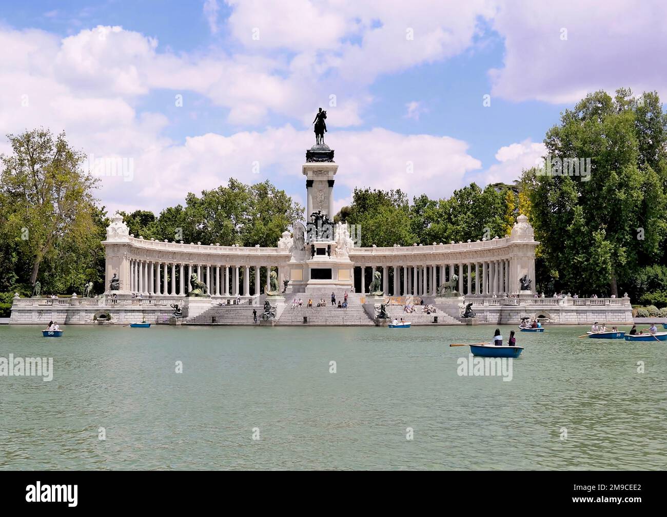 Madrid, Spanien - Mai 2018: Ein Bild vom El Retiro See und dem Denkmal für Alfonso XII im El Retiro Park Stockfoto