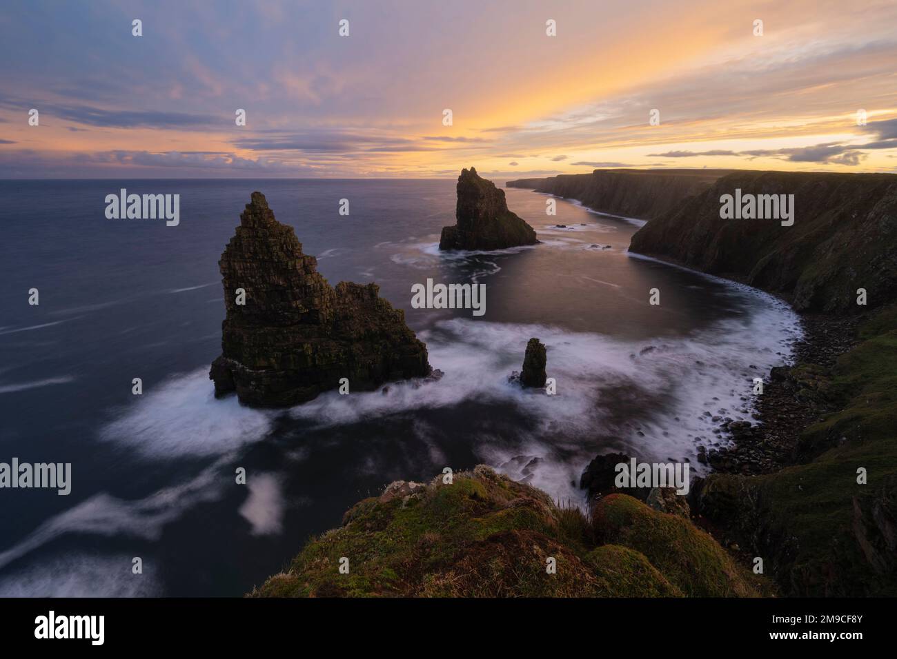 Farbenfroher Sonnenuntergang über Duncansby Stacks, Duncansby Head, Schottland Stockfoto