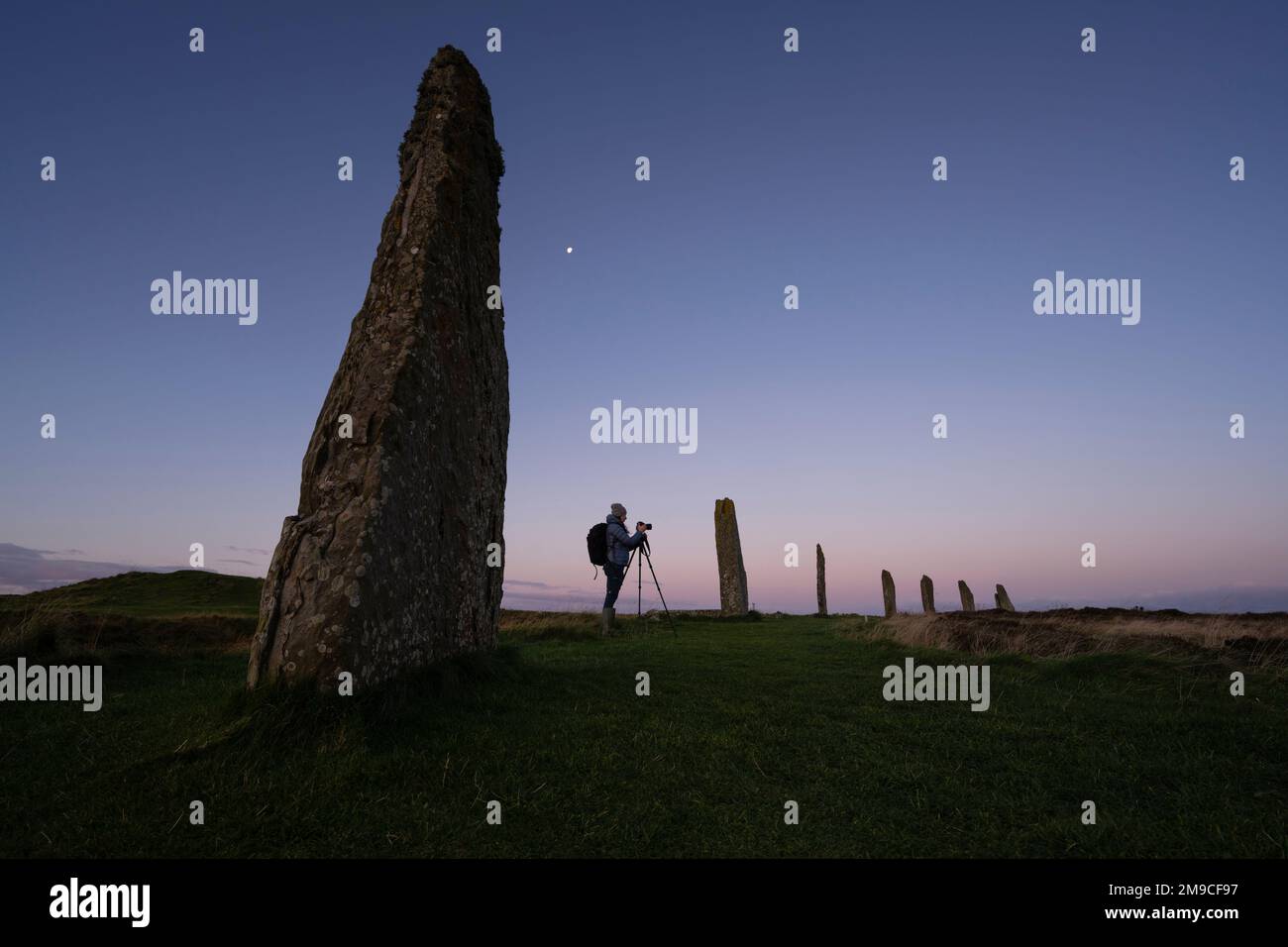 Fotograf bei Ring of Brodgar Standing Stones, Orkney, Schottland Stockfoto