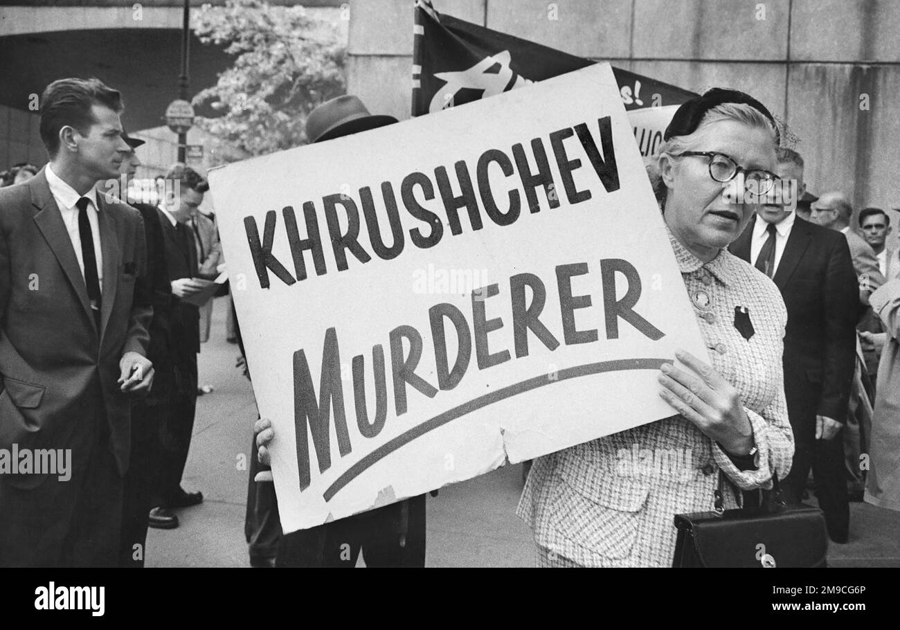 Frau mit Schild protestiert gegen den Besuch des sowjetischen Führers Nikita Chruschtschow bei den Vereinten Nationen, New York City, New York, USA, Angelo Rizzuto, Anthony Angel Collection, 18. September 1959 Stockfoto