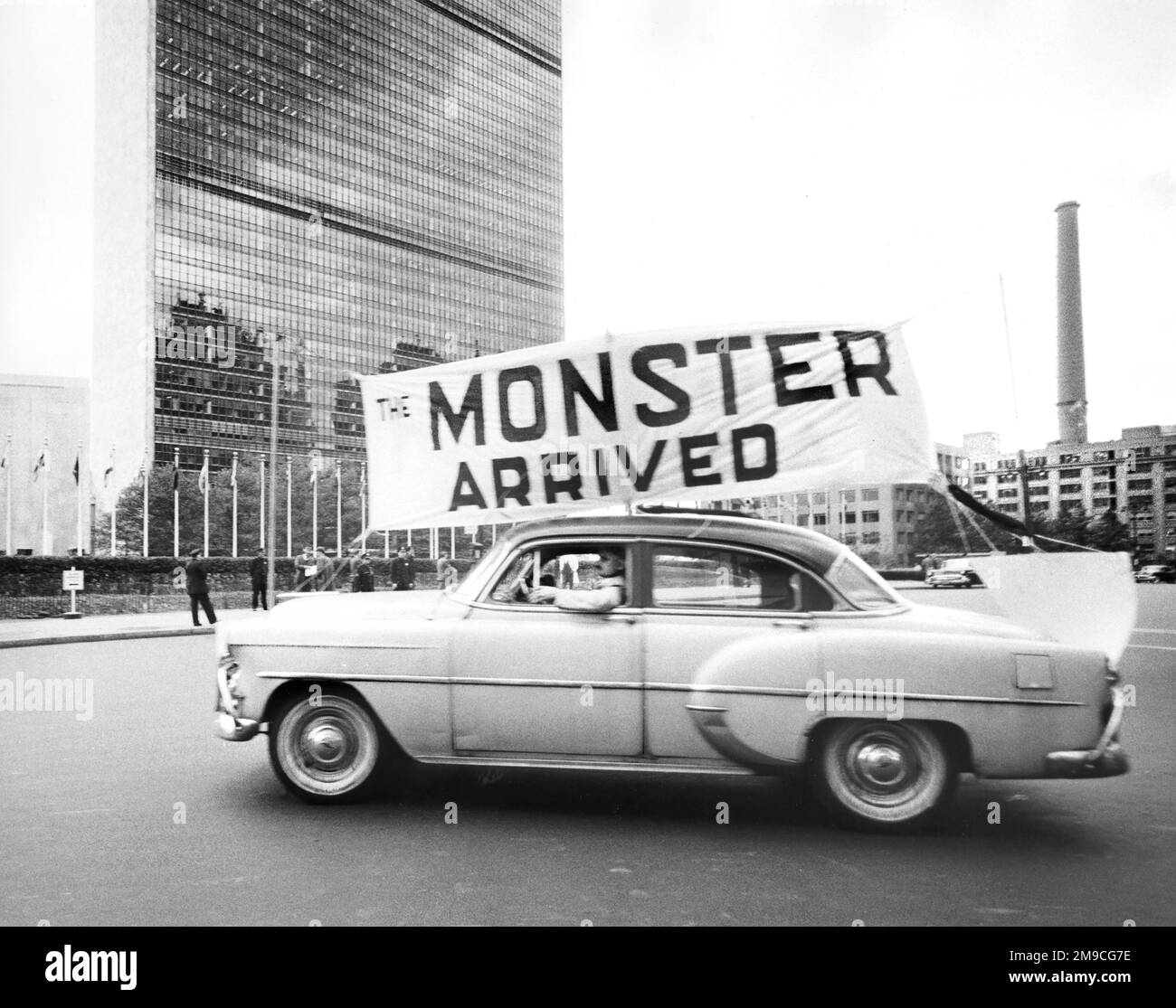 Auto mit Schild „das Monster ist eingetroffen“, vor dem Gebäude der Vereinten Nationen während des Besuchs des sowjetischen Führers Nikita Chruschtschow, New York City, New York, USA, Angelo Rizzuto, Anthony Angel Collection, 18. September 1959 Stockfoto