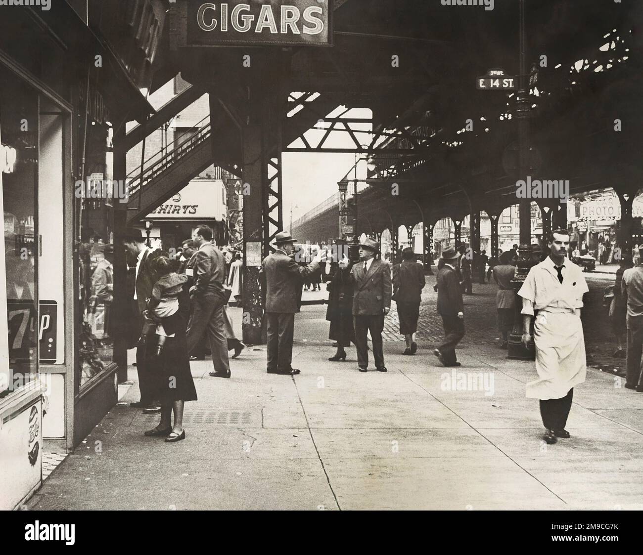 Fußgänger auf der Third Avenue und 14. Street, erhöhte U-Bahn auf der rechten Seite, New York City, New York, USA, Angelo Rizzuto, Anthony Angel Collection, Anfang der 50er Jahre Stockfoto