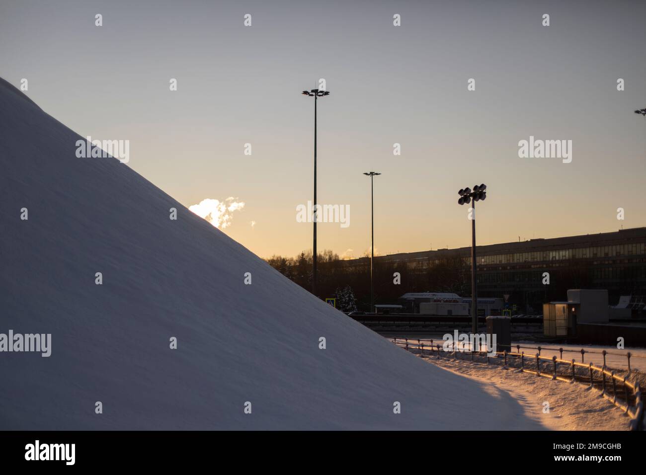 Stadtbild im Winter. Blick auf das schneebedeckte Feld. Stockfoto