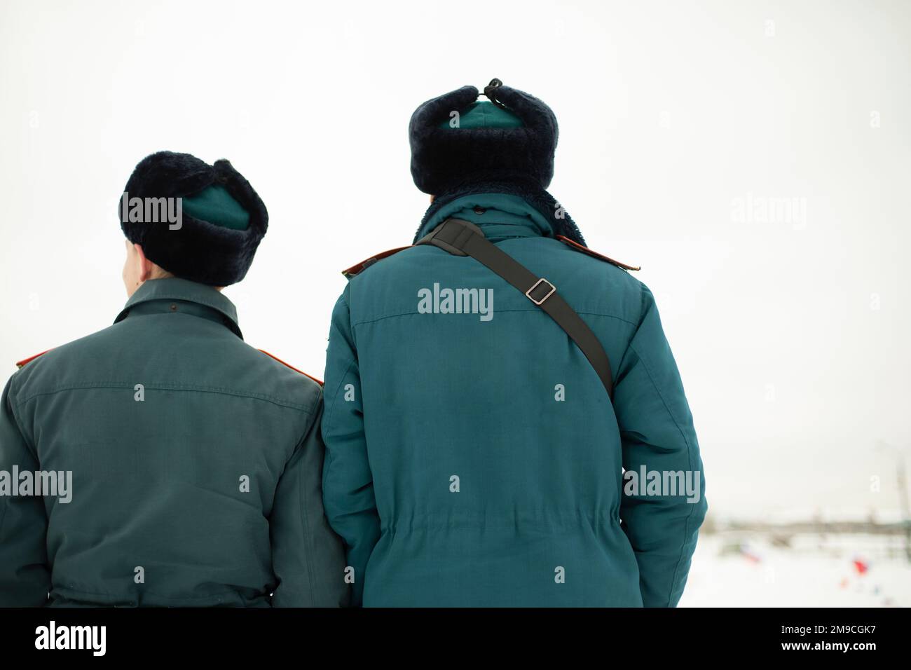 Zwei Rettungskräfte. Männer in Uniform. Warme Bademeister-Uniform in Russland. Stockfoto