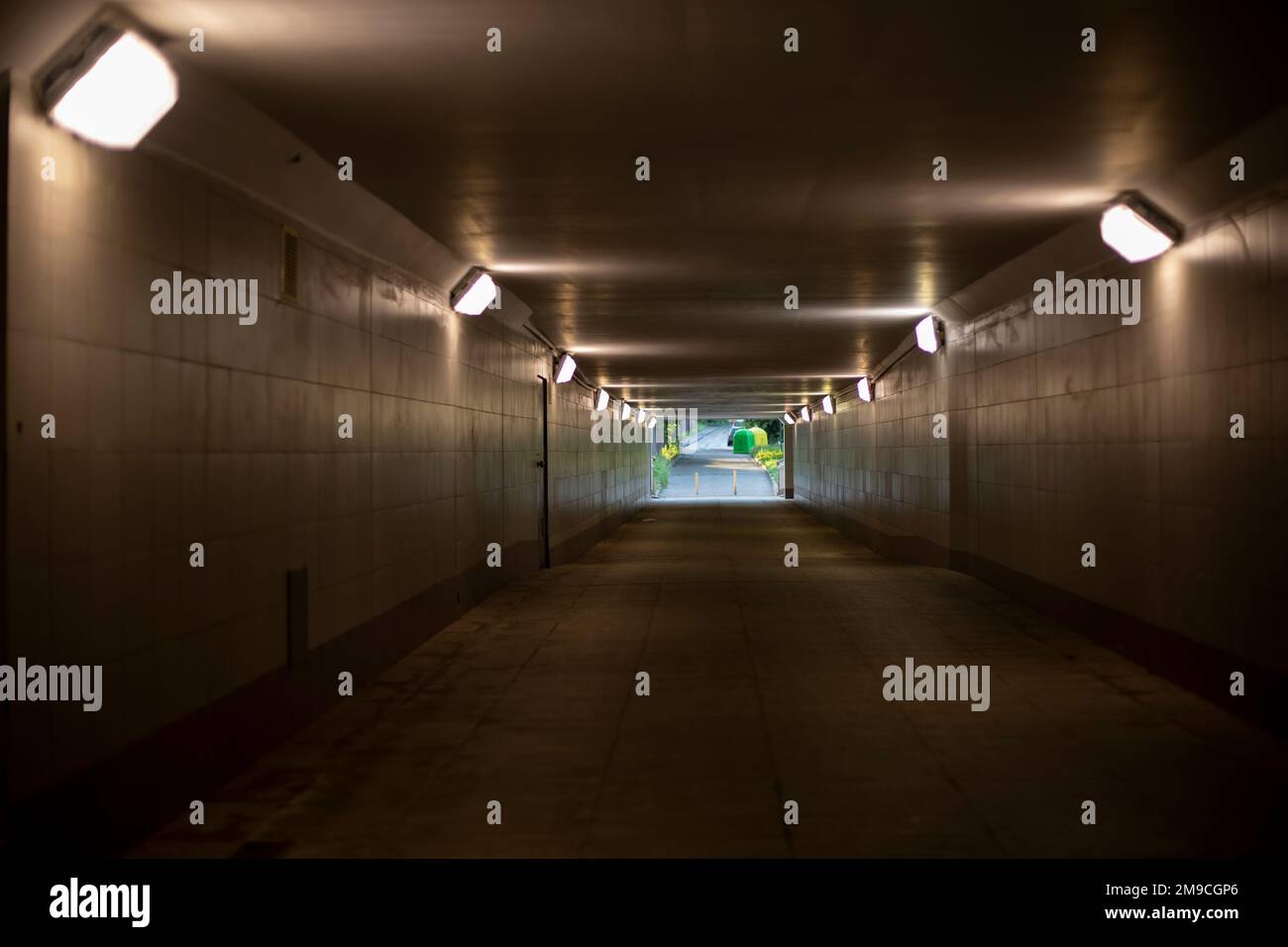 Tunnel in der Stadt. Licht im Tunnel unter der Straße. Stockfoto