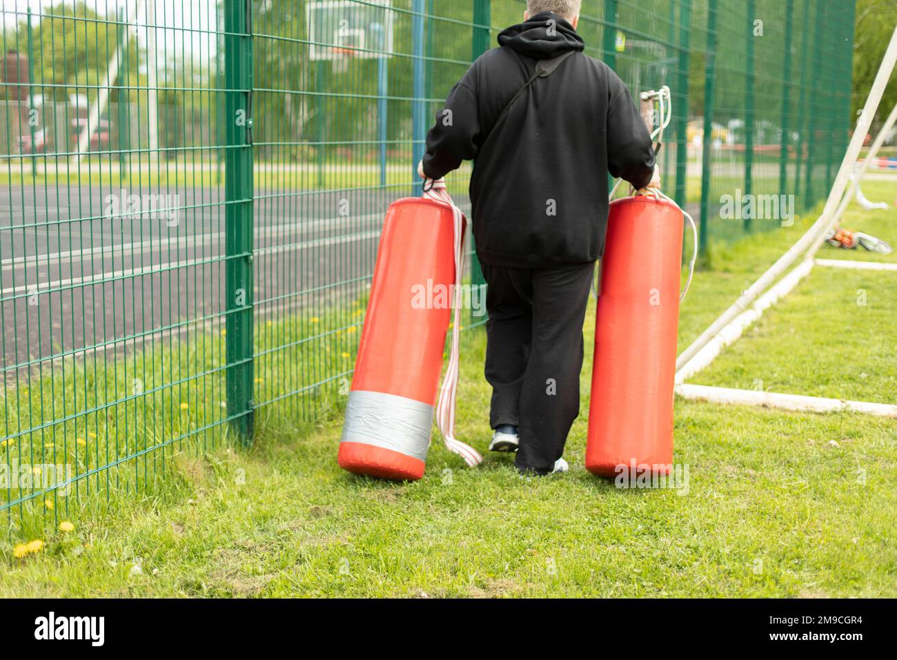 Sportausrüstung für das Training. Der Trainer trägt Birnen zum Boxen. Stockfoto