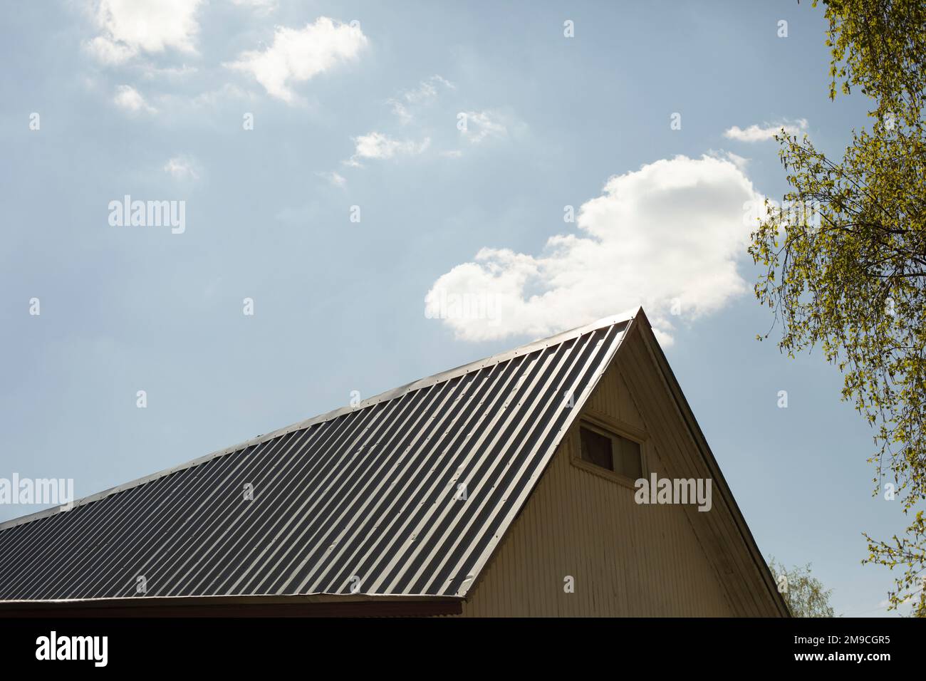 Dach des Gebäudes. Dachstollen. Details der kleinen Architektur. Stockfoto