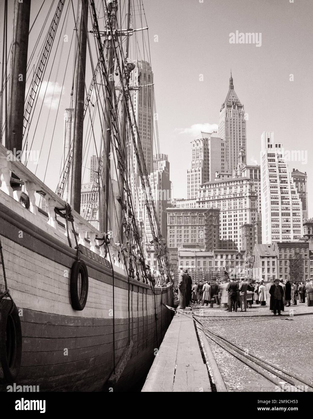 1930S NEW YORK CITY WALL STREET PIER # 11 ENTLADEN FRACHT THEOLINE SCHONER SEGELSCHIFF - Q37694 CPC001 HARS DOWNTOWN PIER 11 DREAMS STRUCTURE ADVENTURE ANLAGE ENTLÄDT DAS AUSSENGELÄNDE VON PROGRESS NYC IMMOBILIEN BEWEGUNGSUNSCHÄRFE ANGEDOCKTE NEW YORKER STRUKTUREN STÄDTE SCHONER GEBÄUDE NEW YORK CITY WALL STREET SCHWARZ-WEISS EAST RIVER FINANZVIERTEL ALTMODISCHE WOLKENKRATZER Stockfoto