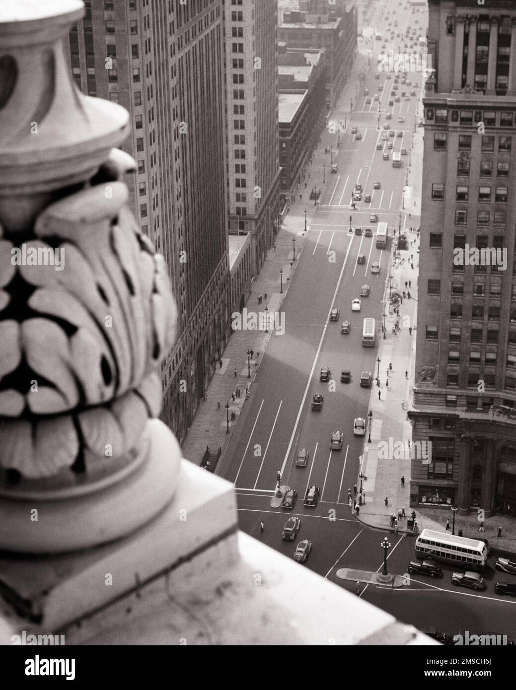 1930S BLICK HINUNTER AUF DEN VERKEHR AUF DER MICHIGAN AVENUE VOM GIPFEL DES WRIGLEY-GEBÄUDES CHICAGO ILLINOIS USA - Q37011 CPC001 HARS IMMOBILIEN KONZEPTIONELLE BAUTEN STÄDTE ENTFLIEHEN BAUWERKE DER ZWEITEN STADT WINDIGE STADT VERTIGO ARCHITEKTONISCHE DETAILS ILLINOIS BLICKT HINUNTER AUF SUIZID SCHWARZ UND WEISS IL MIDWEST OLD FASHIONED WRIGLEY Stockfoto