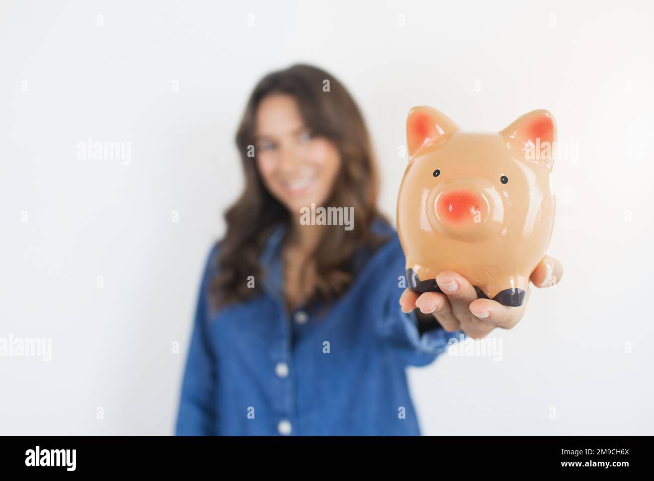 Ersparnisse Glückliche Person mit einer Schweinebank Stockfoto