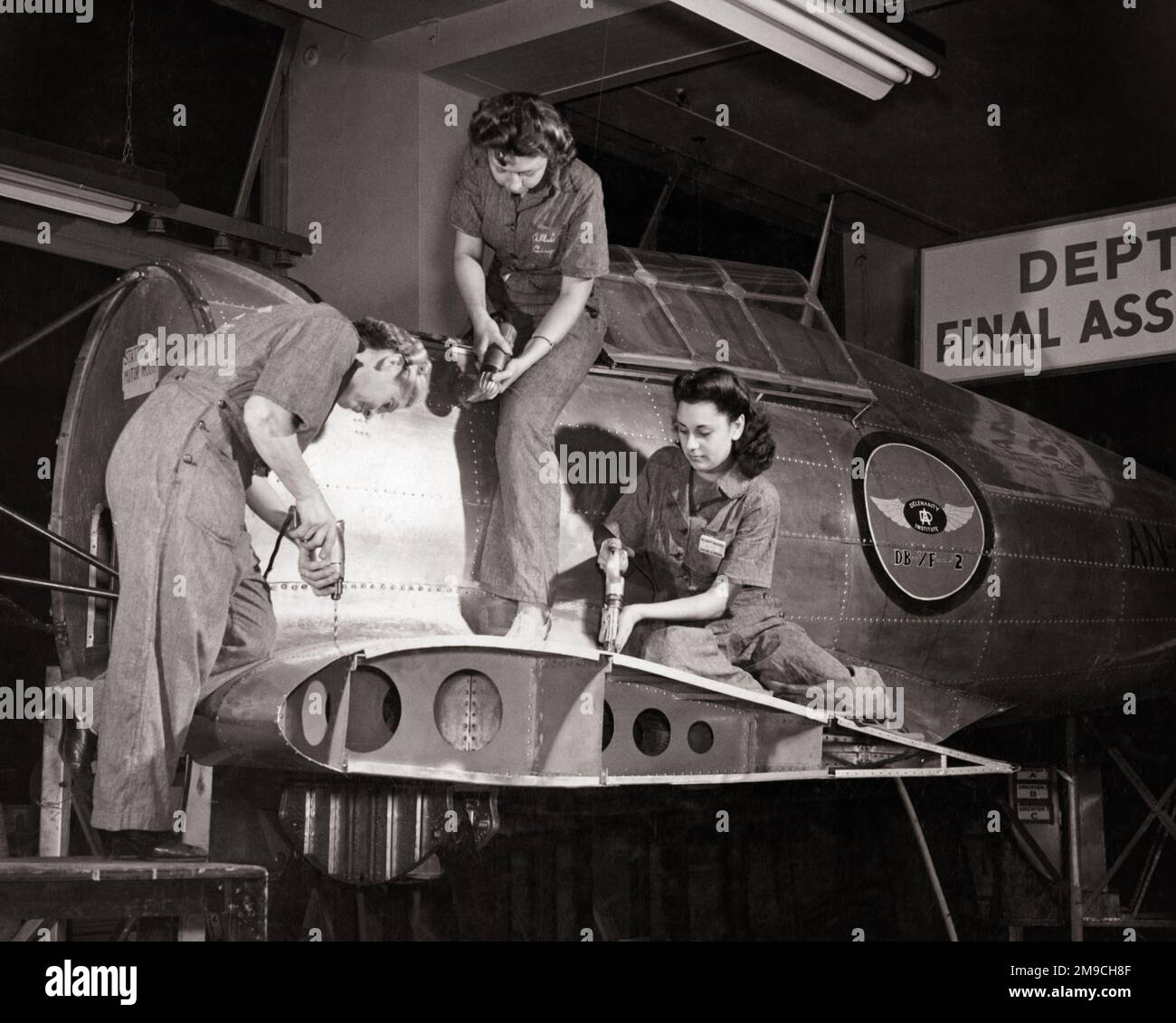 1940S DREI JUNGE FRAUEN IN AUSBILDUNG FÜR JOBS IN KRIEGSZEITEN, DIE IN FLUGZEUGEN IN RÜSTUNGSFABRIKEN IM JAHR WW2 NYC USA GEARBEITET HABEN - Q42295 CPC001 HARS INDIVIDUEN INSPIRATION VERTRAUEN B&W ZIELE QUALIFIKATION BESETZUNG FÄHIGKEITEN ABENTEUER FLUGZEUGE LOW ANGLE PROGRESS WELTKRIEGE STOLZ AUF DIE ARBEIT WELTKRIEG, 2. WELTKRIEG, 2. WELTKRIEG, 2. WELTKRIEG, 2. WELTKRIEG, 2. WELTKRIEG, 2. WELTKRIEG, 2. WELTKRIEG, 2. WELTKRIEG, 2 2 ZUSAMMENGEHÖRIGKEIT JUNGE ERWACHSENE FRAU SCHWARZE UND WEISSE ZIVILISTEN FABRIKEN, DIE ALTMODISCH ARBEITEN Stockfoto