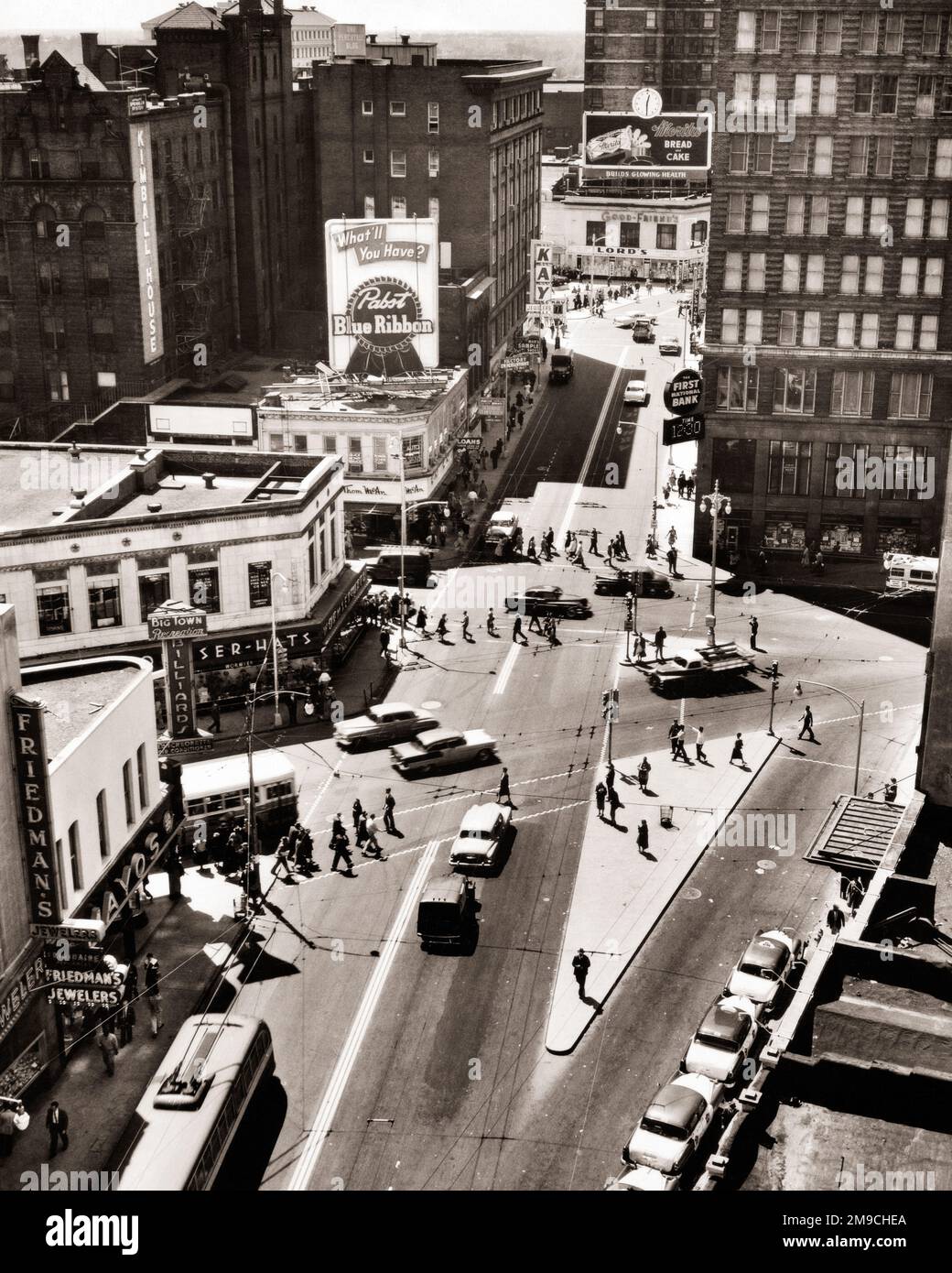 1950S FÜNF PUNKTE KREUZUNG FUSSGÄNGERZONE AUTOS ELEKTROBUS ERHÖHTE AUSSICHT ATLANTA GEORGIA - Q75035 CPC001 HARS AUSSENANSICHT SÜDOST SÜD TROLLEY KREUZUNG IMMOBILIEN AUTOS STÄDTE HOCHPUNKTE TROLLEYS FAHRZEUGE GEBÄUDE ELEKTROBUS LUFTAUFNAHME SCHWARZ-WEISS HAUPTSTADT ALTMODISCH Stockfoto