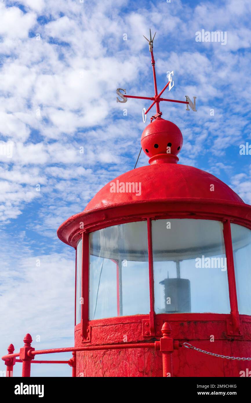 Leuchtend roter Leuchtturm in Nazare Stockfoto