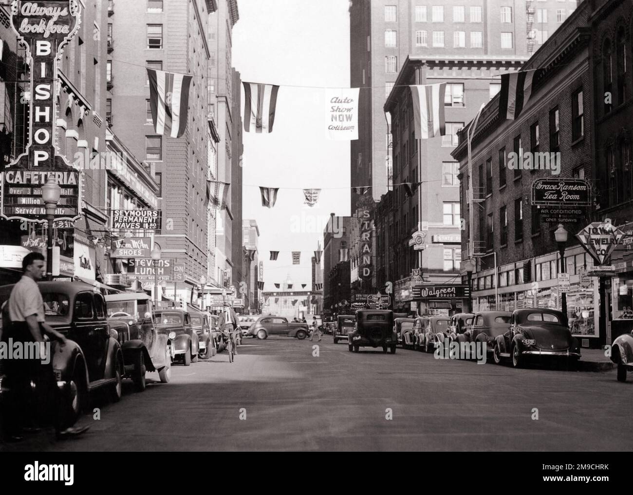 1940S BELEBTE STRASSENHOTELS, RESTAURANTS UND EIN GEISTERTES STATE CAPITOL-GEBÄUDE IN DER FERNE DES MOINES, IOWA USA - R3307 HAR001 HARS FUSSGÄNGER FAHRRÄDER TRANSPORT B&W FAHRRÄDER NORDAMERIKA NORDAMERIKANISCHE FUSSGÄNGERSTRUKTUR CAPITOL ANLAGE IOWA IA UND AUTOS AUSSENANSICHT NACHKRIEGSPOLITIKLÄDEN IMMOBILIENHÄUSER AUTOS STÄDTE MESSENGER VEHICLES DES EDIFICE DES MOINES GEISTERHOTELS MOINES RESTAURANTS STRASSENSZENE SCHWARZ-WEISS HAR001 MITTELWESTER ALTMODISCH Stockfoto