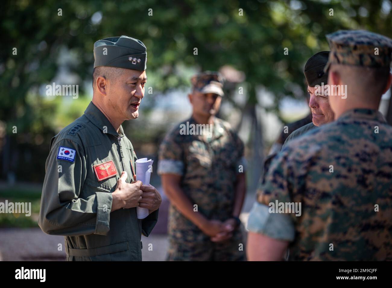 Ji Eunkoo trifft sich mit der Marine Aircraft Group (mag) 39, 3. Marine Aircraft Wing (MAW) Leadership im Marine Corps Air Station Camp Pendleton, Kalifornien, 16. Mai 2022. Der Besuch diente dazu, die Beziehungen zwischen den Marines der Republik Korea und 3. MAW zu stärken. Während der Tour besuchten Oberst Ji Eunkoo und Kapitän Kim Seok-ho die Helikopterplattform Light Attack und das Logistikelement von mag-39. Stockfoto