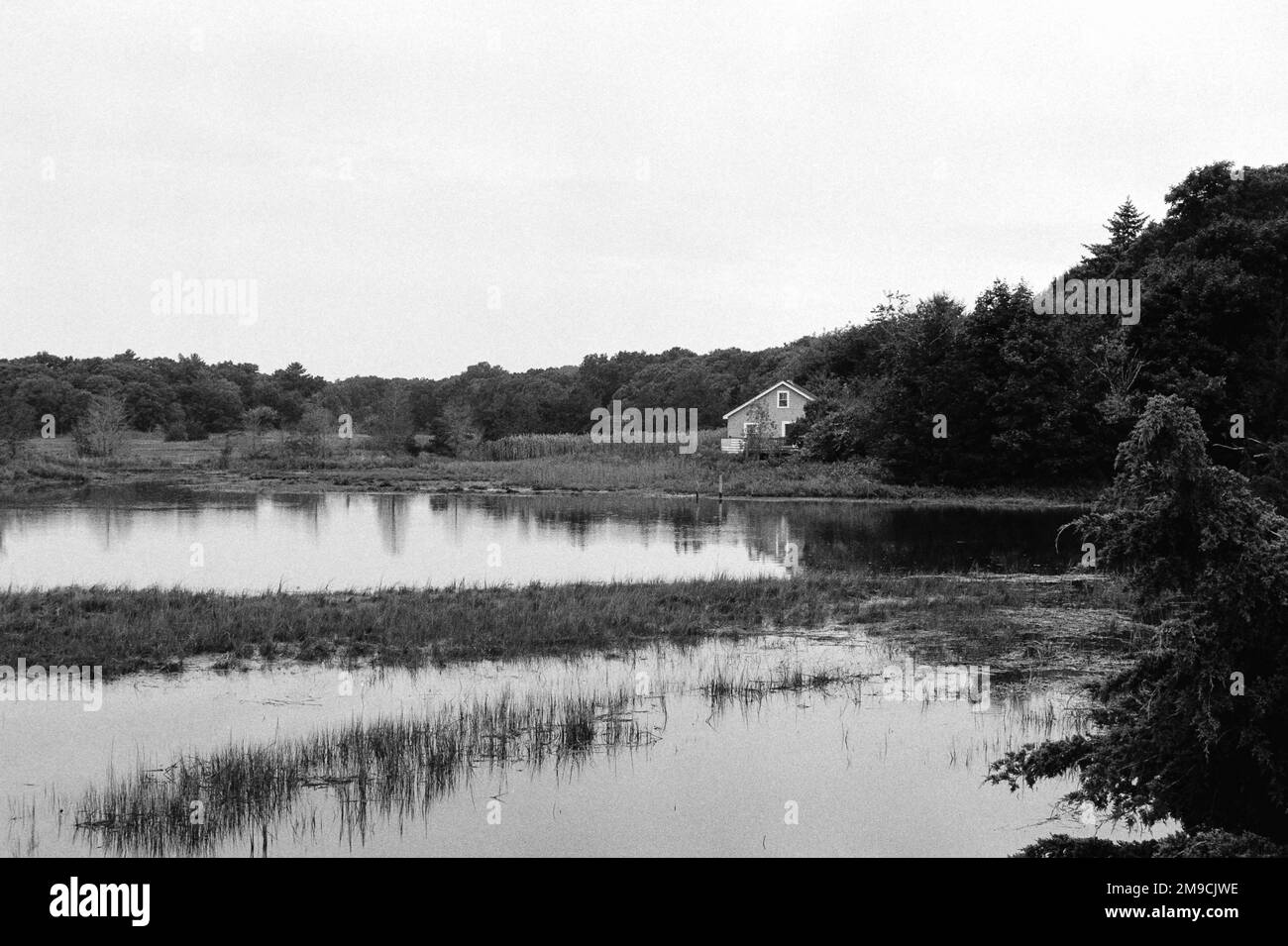 Ein Haus steht allein in den Salzmarschen in Essex, Massachusetts. Das
