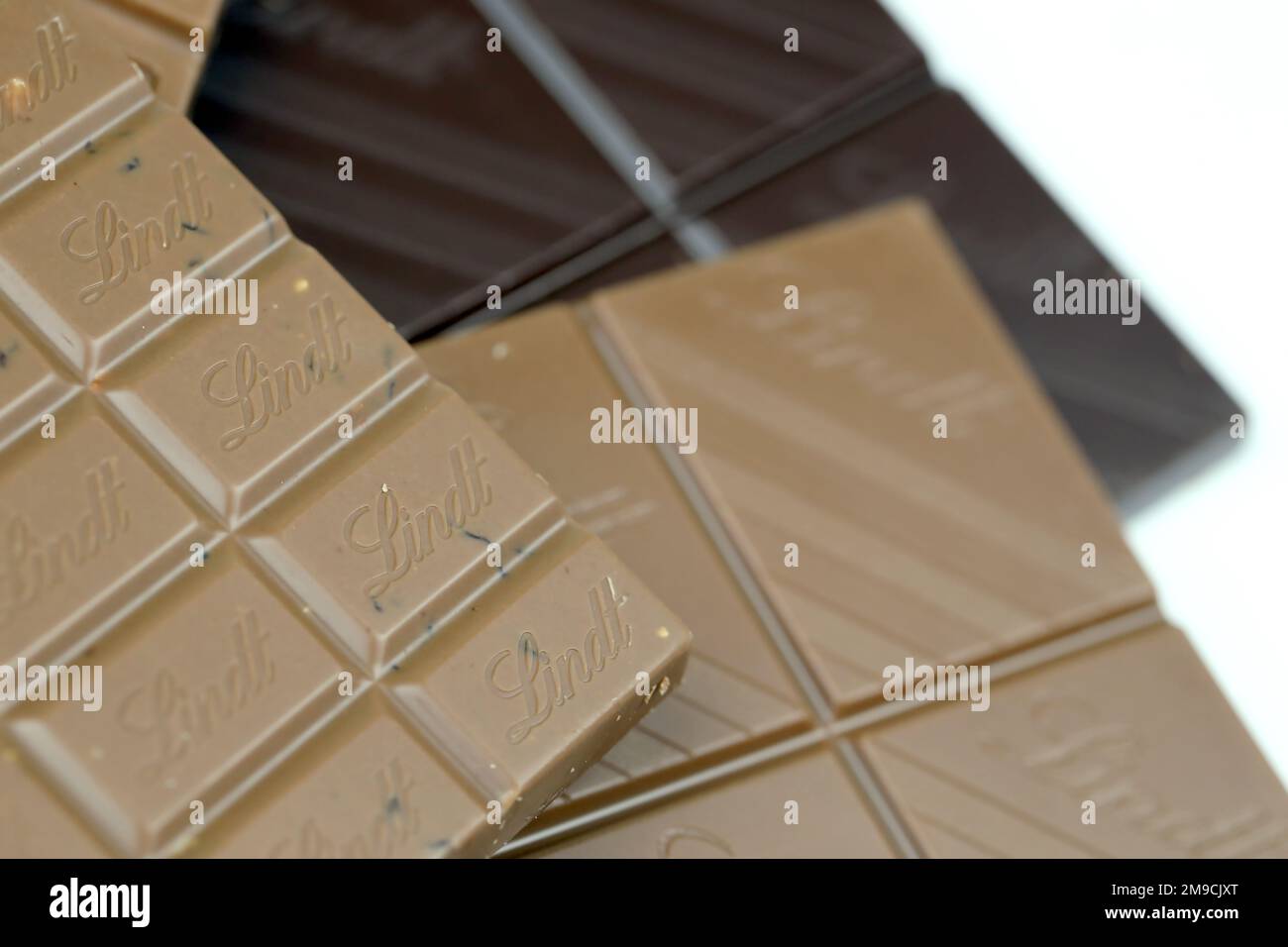 KIEW, UKRAINE - 4. MAI 2022 Lindt Schweizer Luxusmarken-Schokoladentabletten mit geprägtem Original-Firmenlogo. Stockfoto