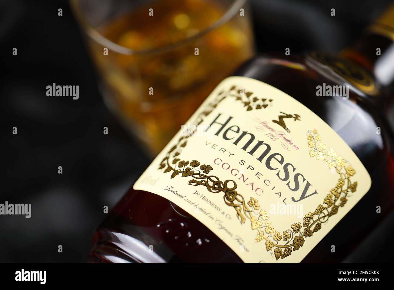 KIEW, UKRAINE - 4. MAI 2022 Hennessy Very Special Original Alkohol Flasche auf schwarzem Holztisch. Elite-Alkoholproduktion Stockfoto
