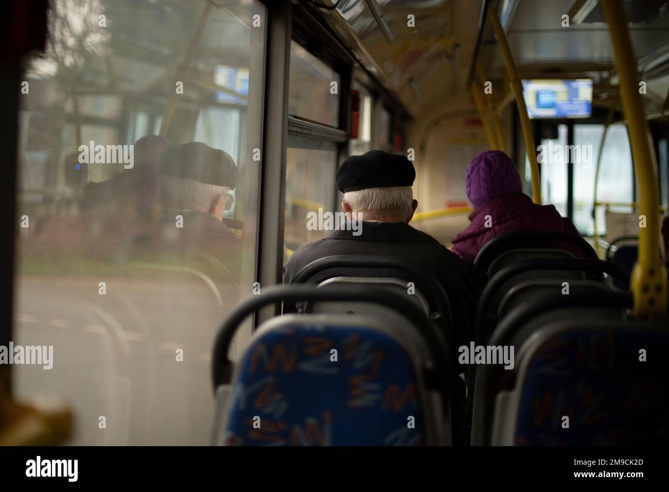 Leute im Bus. Sitzplätze in öffentlichen Verkehrsmitteln. Sitzplätze im Innenraum des Busses. Fahrgäste im Verkehr. Taxidetails für feste Strecken. Stockfoto