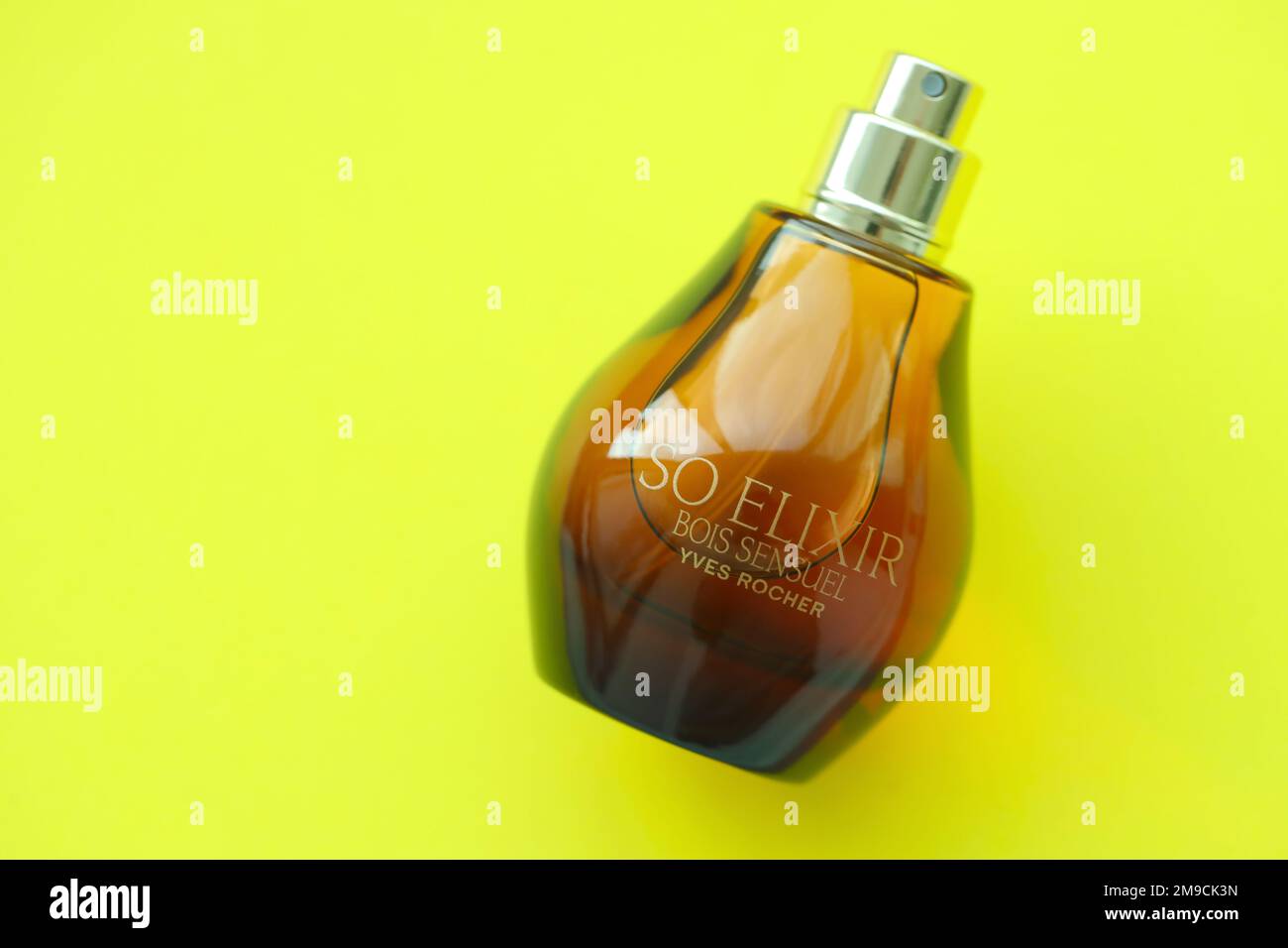 KIEW, UKRAINE - 4. MAI 2022 Flasche so Elixir Bois Sensuei Parfüm von Yves Rocher auf hellem Hintergrund Stockfoto