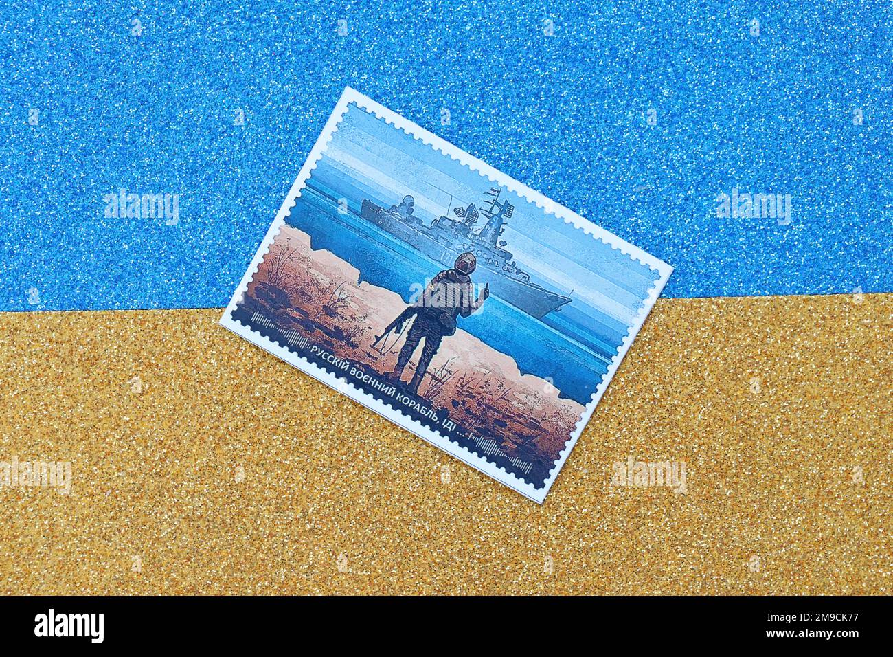 KIEW, UKRAINE - 4. MAI 2022 berühmtes ukrainisches Souvenir mit dem Anschein eines Postmarkens mit russischem Kriegsschiff und ukrainischem Soldaten Stockfoto