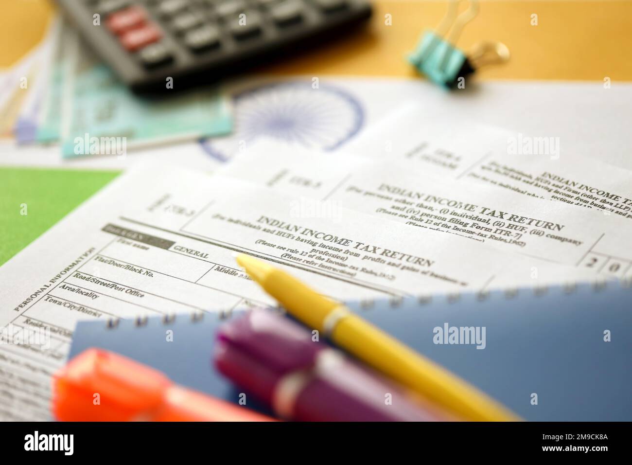 KIEW, UKRAINE - 4. MAI 2022 Indische Einkommensteuererklärung, leeres Formular mit Stift- und indischen Rupien-Rechnungen auf indischer Landesflagge. Konzept der jährlichen Steuermeldung Stockfoto