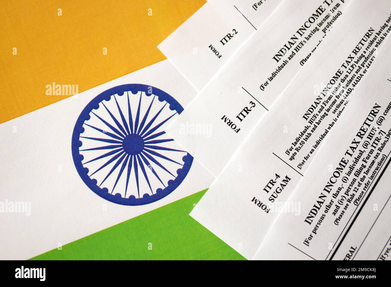 KIEW, UKRAINE - 4. MAI 2022 Indische Einkommensteuererklärung leere Formulare auf indischer Landesflagge Nahaufnahme. Konzept der jährlichen Steuermeldung Stockfoto