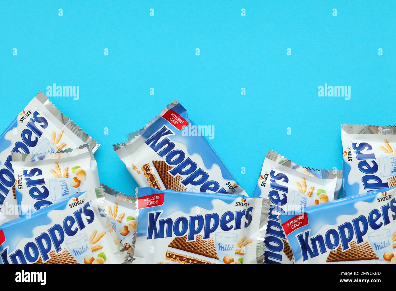 KIEW, UKRAINE - 4. MAI 2022 Packshot von Knoppers knusprigen Waffelsandwiches, hergestellt von Storck. Stockfoto