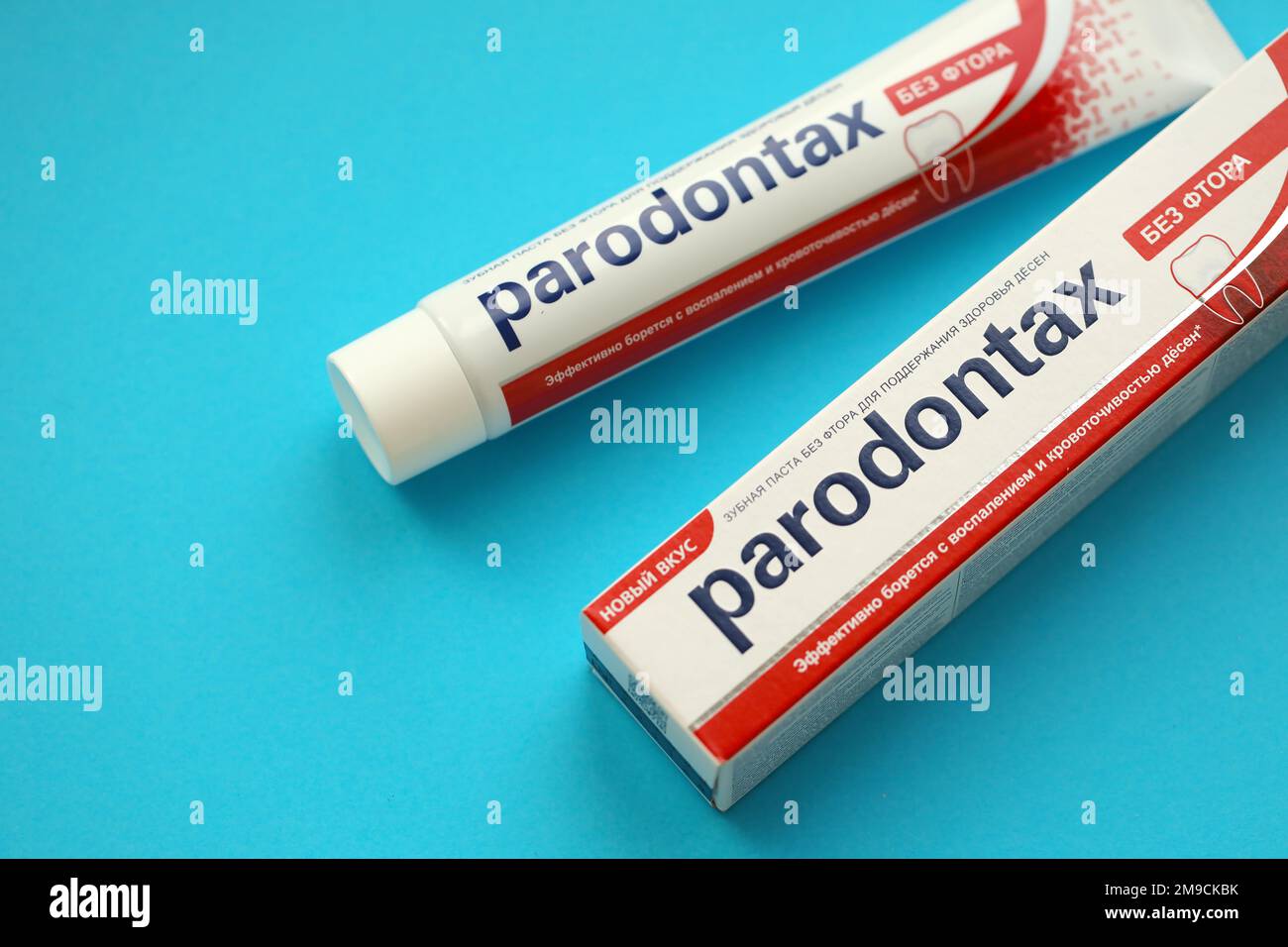 KIEW, UKRAINE - 4. MAI 2022 Paket Parodontax Zahnpasta auf hellem Hintergrund Nahaufnahme Stockfoto