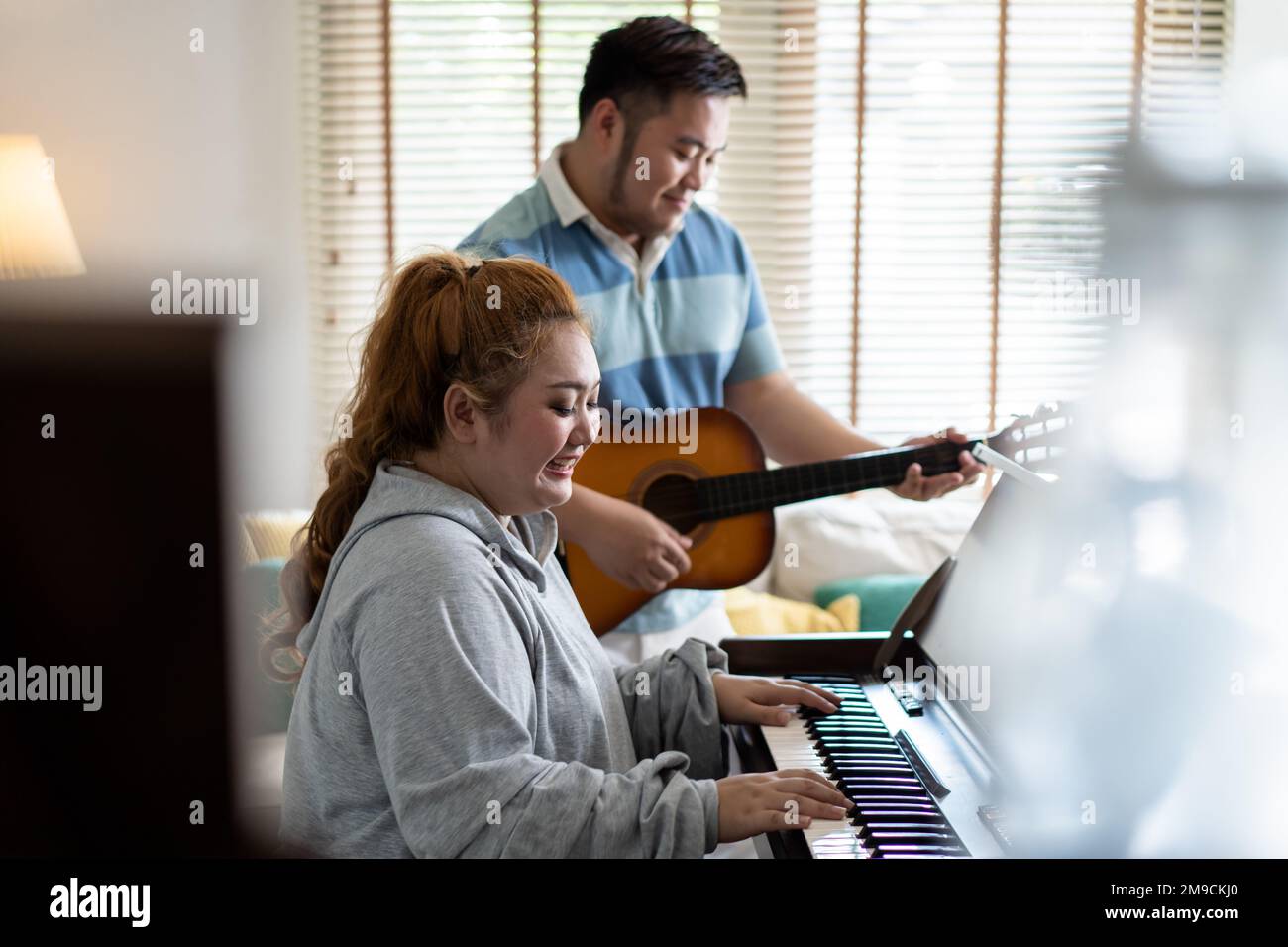 Young couple playing piano two -Fotos und -Bildmaterial in hoher Auflösung  – Alamy
