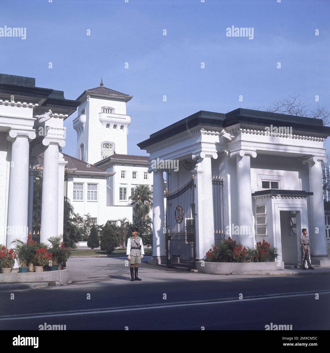 Regierungsgebäude - die Haupttore einschließlich königlicher Abzeichen und Wachen. Stockfoto