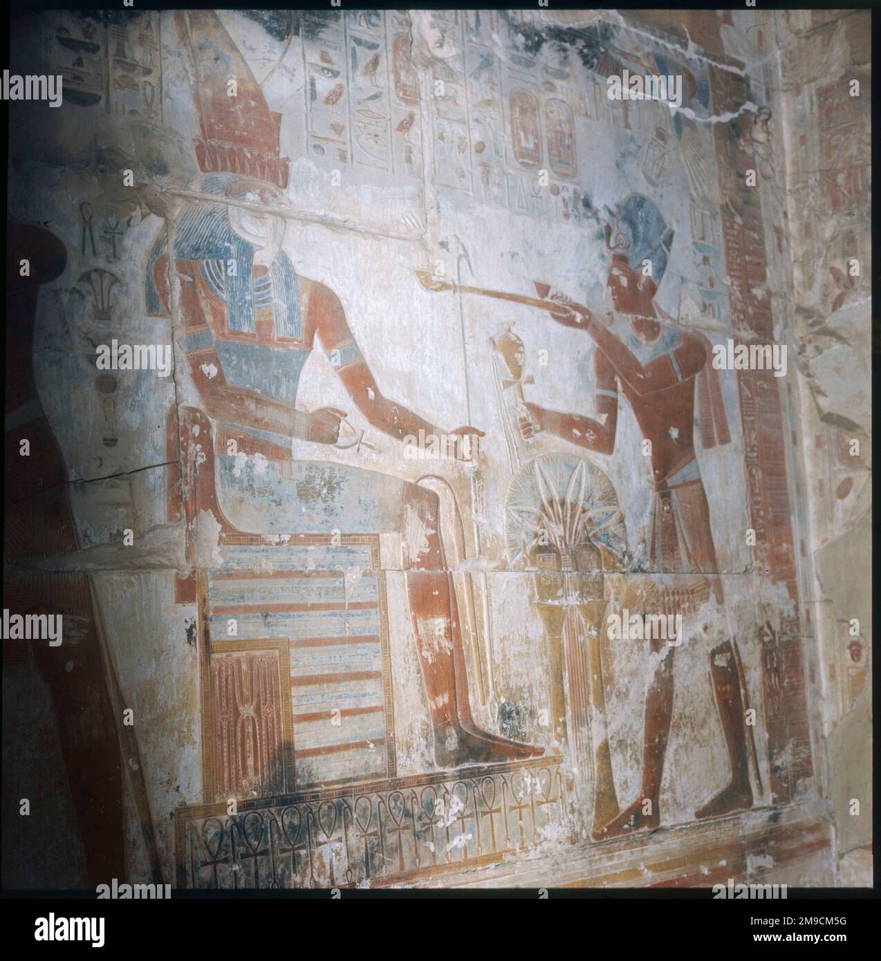 Horus bekommt Weihrauch von Seti I. Wandmalerei in Abydos Stockfoto