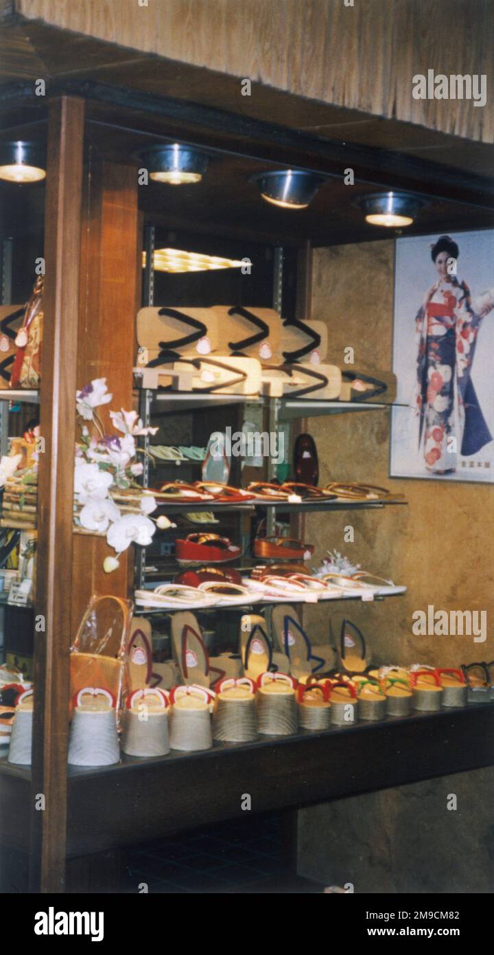 JAPAN ein Schaufenster in Kyoto mit einer Reihe von Holzsandalen, bekannt als „Geta“, die zusammen mit Kimono getragen werden. Stockfoto