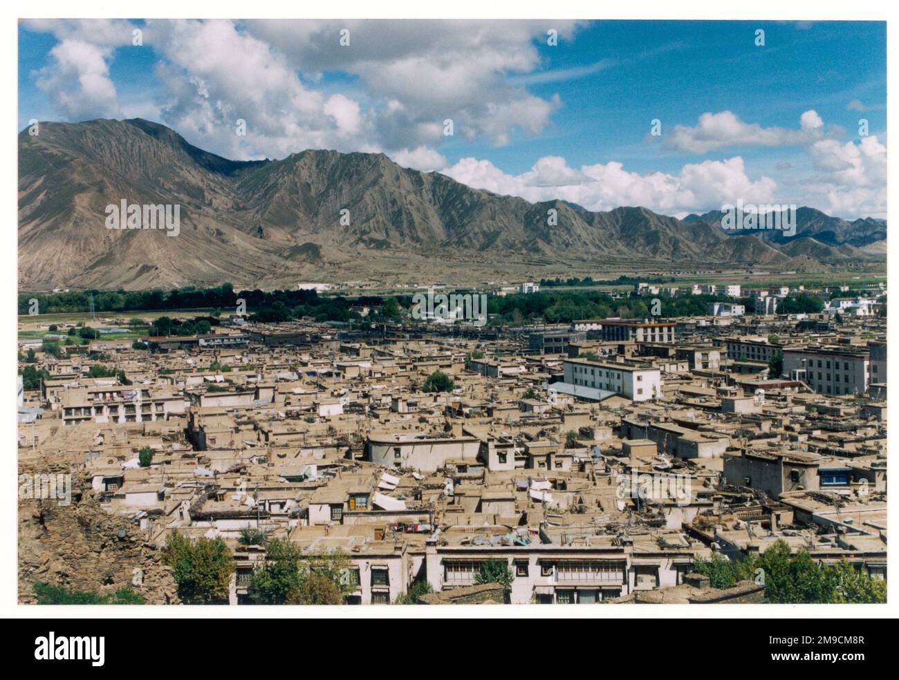 Blick auf die Stadt Shigatse, Tibet, mit herrschenden Bergen im Hintergrund. Stockfoto