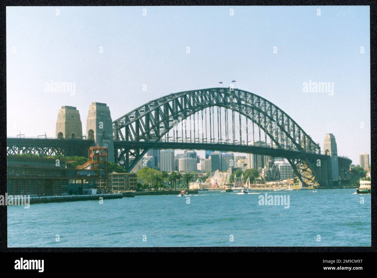 Australien: Sydney Harbour Bridge mit den Wolkenkratzern von Nord-Sydney im Hintergrund Stockfoto