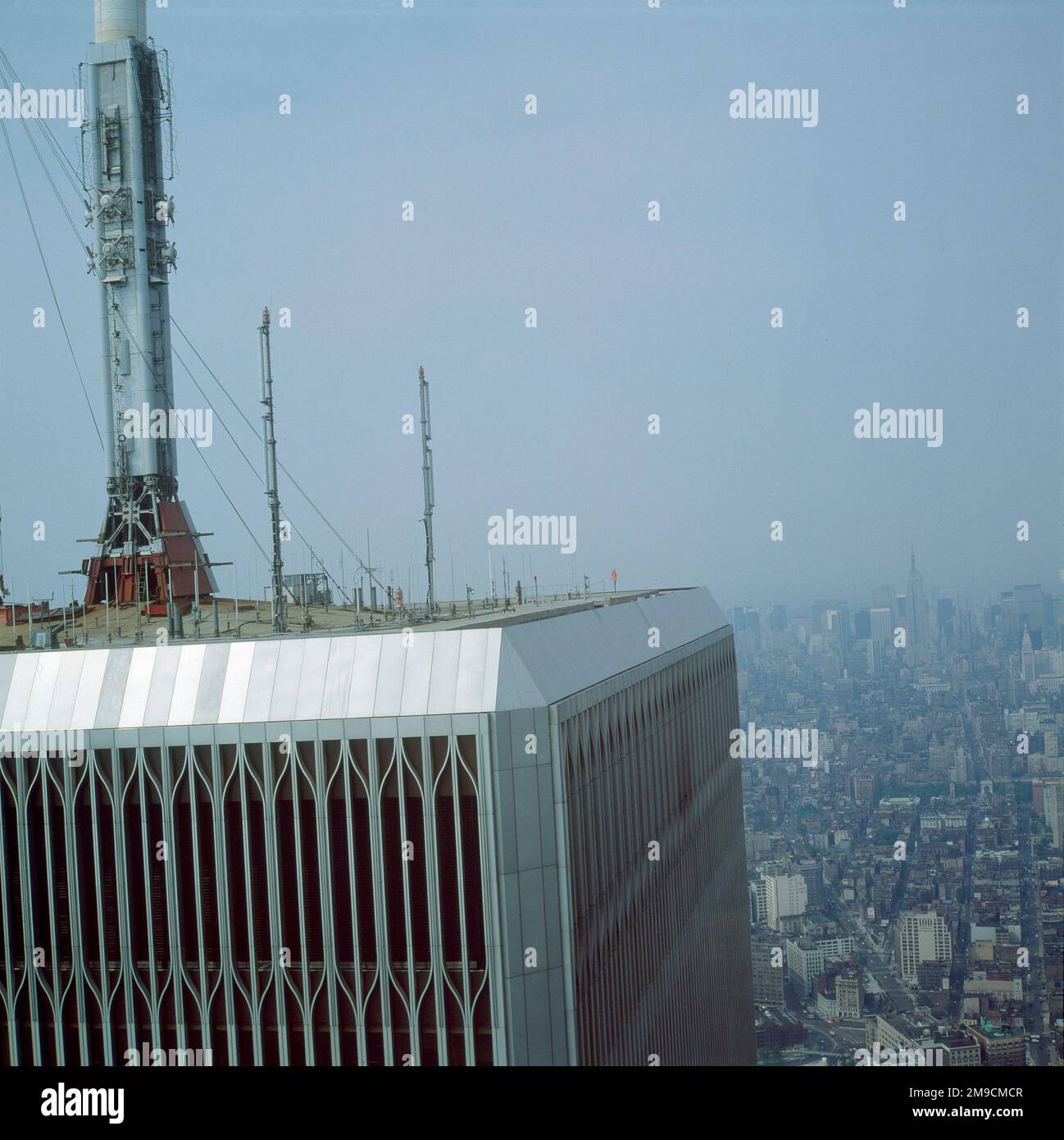 Der Gipfel eines der beiden Türme des World Trade Center, mehrere Jahre bevor sie im September 2001 von Terroristen zerstört wurden. Stockfoto