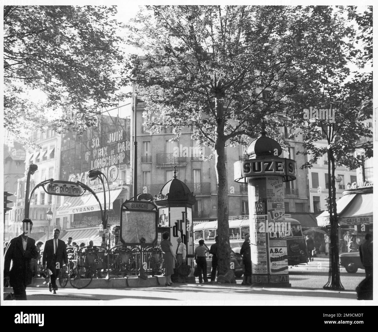 Eine angenehme Szene außerhalb der Metrostation Blanche, in der Nähe des Moulin Rouge, Paris, Frankreich. Stockfoto