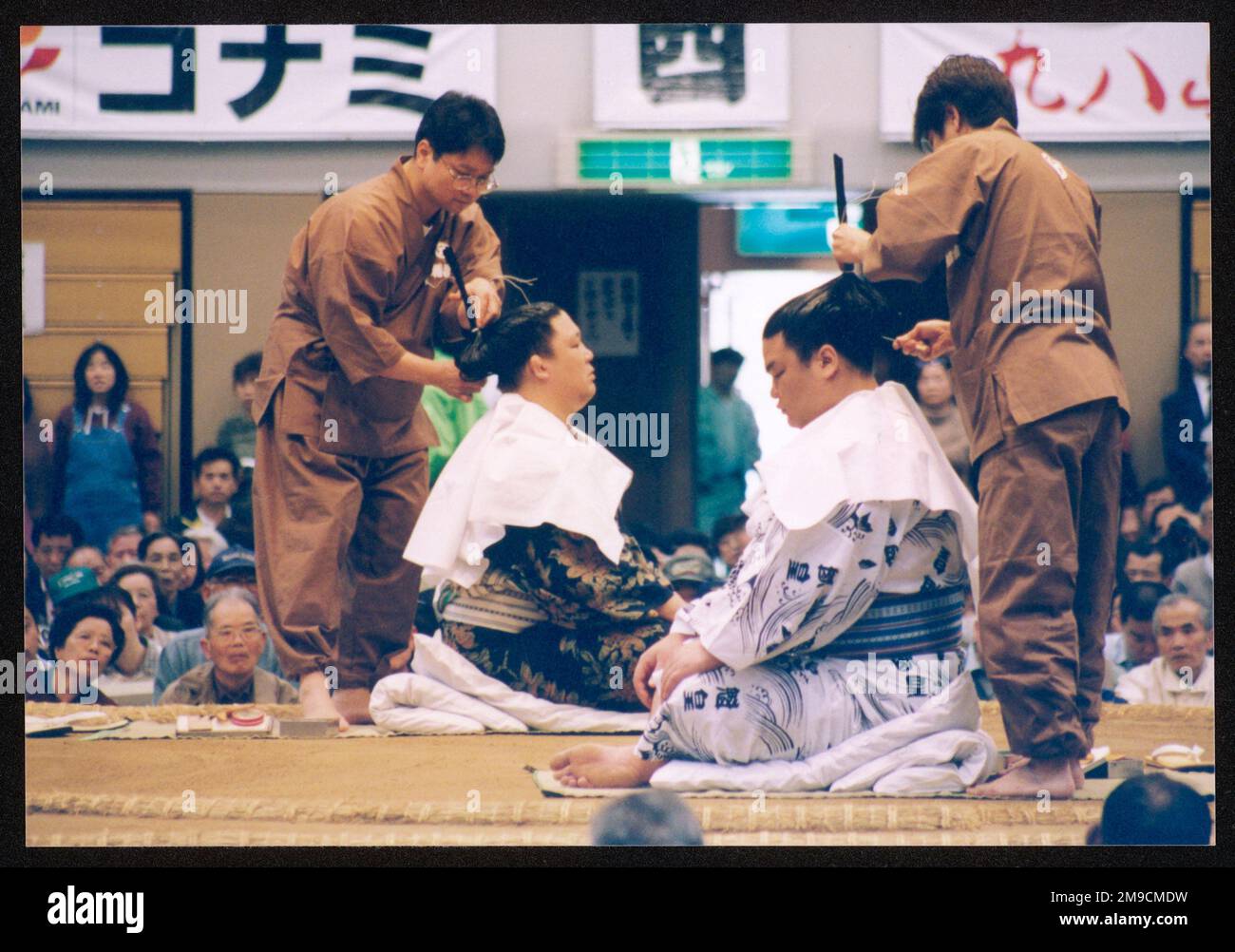 Sumo-Matches sind höchst ritualisiert: Hier sehen die Zuschauer, wie die klassische Oberknotenfrisur erreicht wird. Stockfoto
