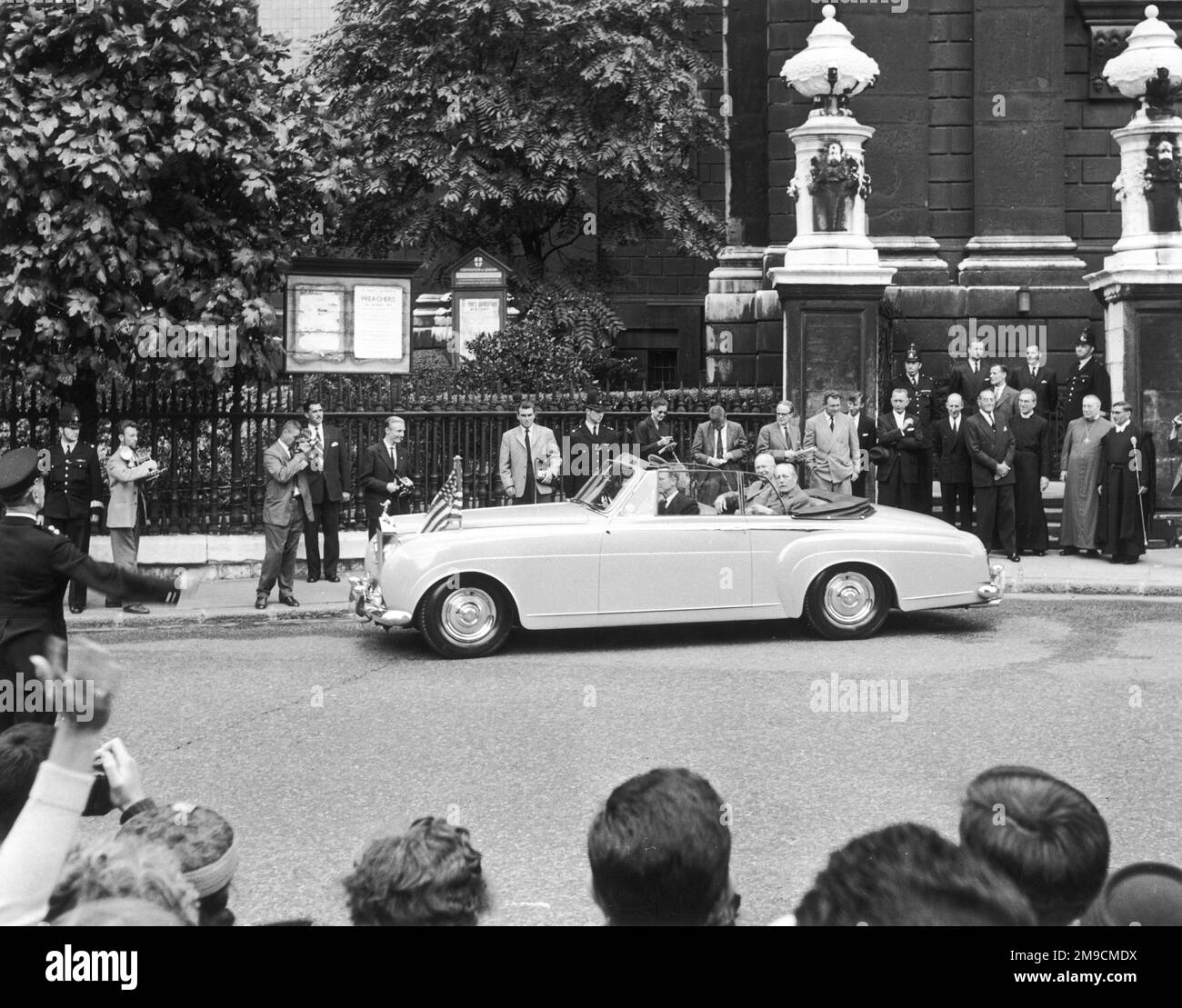 DWIGHT EISENHOWER fotografierte mit Harold Macmillan vor St. Paul's Cathedral während eines diplomatischen Besuchs in Großbritannien. Beachten Sie Canon Collins im Hintergrund. Stockfoto